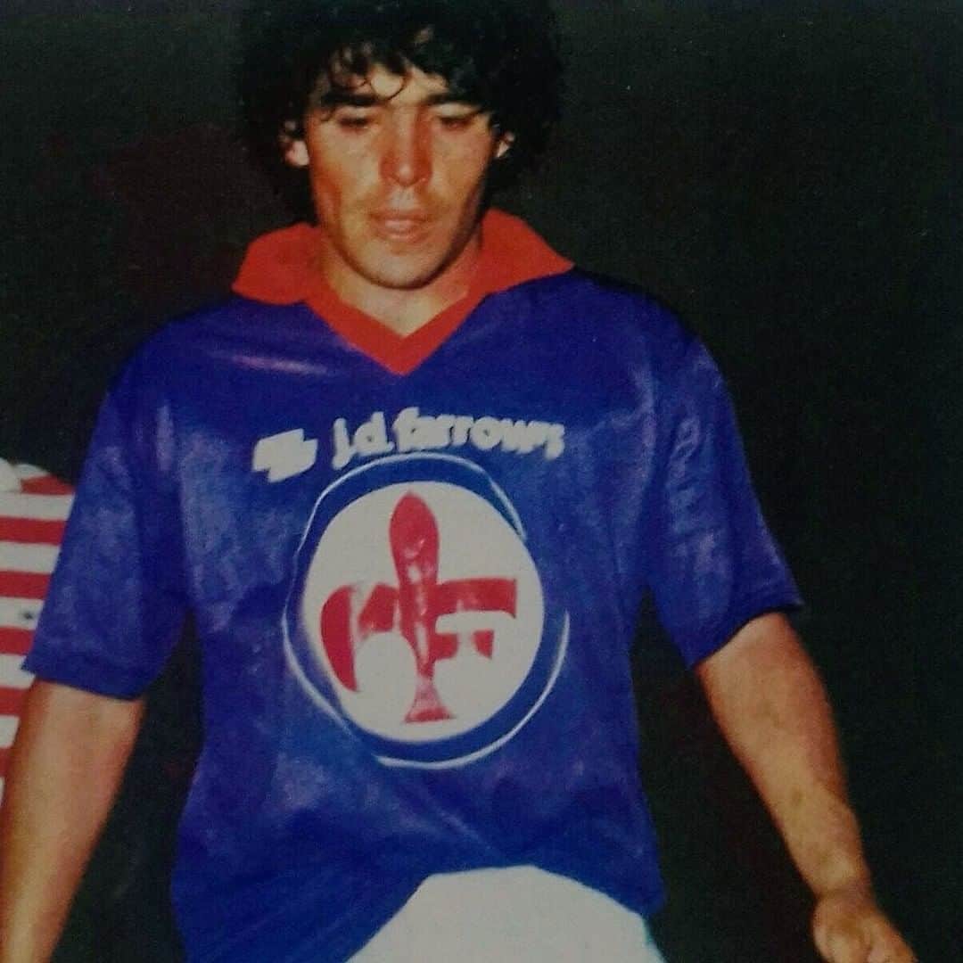 ACFフィオレンティーナさんのインスタグラム写真 - (ACFフィオレンティーナInstagram)「Un onore averti affrontato, Diego. An honour to play football with you.  #Fiorentina #Maradona #ACFFiorentina」11月26日 20時19分 - acffiorentina