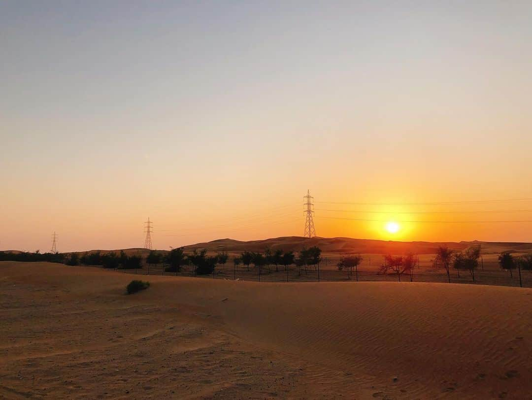 佐藤仁美さんのインスタグラム写真 - (佐藤仁美Instagram)「🏜 アブダビシリーズ。  昨年末は約一か月間をかけて、バンコク→アブダビ→バンコク。  今年は東南アジア厳しそうだなぁ💧 入国後14日間の隔離はホテルも選べず、隔離期間中だけでおよそ40〜50万円の費用が相場だとか。  そんだけあったら別の国行けるで😭 つらみ💧  今のところ、コロナの増加で年末年始の海外旅行は絶望的だけど😭😭😭  なんとかして策を探さねば🥺  現段階で行ける国って、、 ハワイ以外にどこがあるの？？？  #日本から出たい #日本から出ていきたい #日本から飛び出したい」11月26日 20時19分 - miss_japan_hitomi