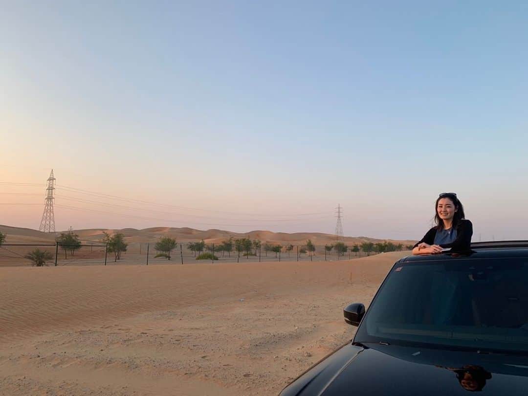 佐藤仁美のインスタグラム：「🏜 アブダビシリーズ。  昨年末は約一か月間をかけて、バンコク→アブダビ→バンコク。  今年は東南アジア厳しそうだなぁ💧 入国後14日間の隔離はホテルも選べず、隔離期間中だけでおよそ40〜50万円の費用が相場だとか。  そんだけあったら別の国行けるで😭 つらみ💧  今のところ、コロナの増加で年末年始の海外旅行は絶望的だけど😭😭😭  なんとかして策を探さねば🥺  現段階で行ける国って、、 ハワイ以外にどこがあるの？？？  #日本から出たい #日本から出ていきたい #日本から飛び出したい」