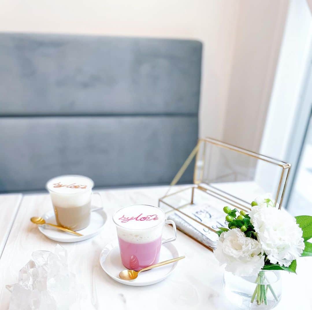 星読みプリンセス・エリ様さんのインスタグラム写真 - (星読みプリンセス・エリ様Instagram)「六本木にあるcafe by love @cafebylove でお茶♫﻿ ﻿ ここは100%植物性のオーガニックビーガンカフェで、チャクラカラーをイメージしたスーパーフードを使ったアサイーボウルや、ドリンクなどが頂けるお店なの🧘‍♀️✨﻿ ﻿ ﻿ 天然石やオラクルカードが置いてあって、とても癒される空間💫﻿ ﻿ わたしは自分に一番足りないルートチャクラ（生命力、グラウンディング）のアサイーボウルとピンクのビーツラテを♡﻿ ﻿ こないだ自分のチャクラを測定して貰ったんだけど、３週間開けて測定したのに2回ともクラウンチャクラ（高次元とのつながり）がめっちゃ優位になり過ぎてて、ルートチャクラが全然ダメダメだった😂😂﻿ “地に足をつける”これめちゃくちゃ苦手😂﻿ まぁ、つけなくていいと思ってる節もあるからなぁ👼笑﻿ ﻿ ﻿ アサイーボウルもラテも、他の種類もあるからまた行きたいな👼💕﻿ ﻿ ﻿ #vegancafebylove﻿ #六本木カフェ#ヴィーガンカフェ#東京カフェ﻿ #スムージーボウル#オーガニック#pr﻿」11月26日 20時20分 - eri.princessmind