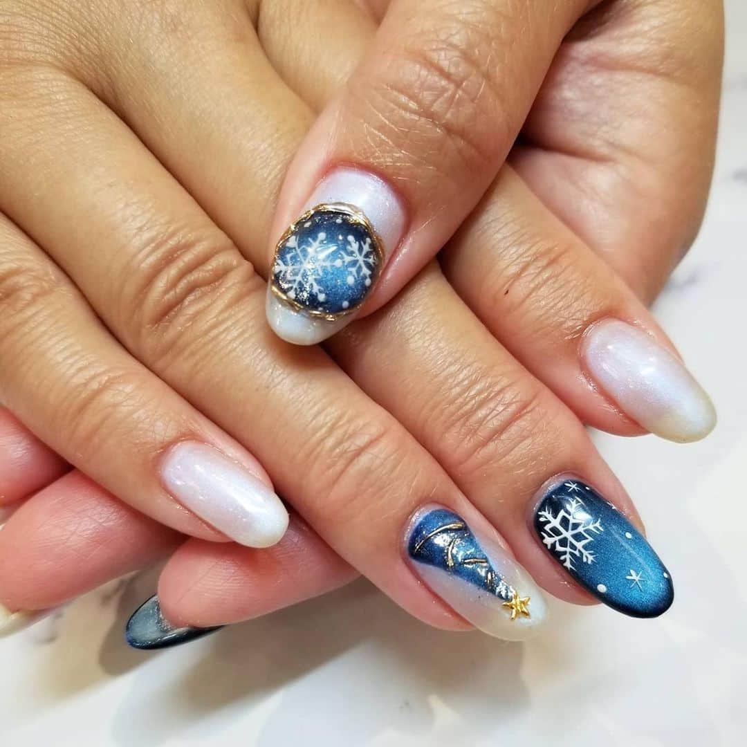 のインスタグラム：「かわいいいいい🤍💙🤍💙 注目される指さき🤌🏼❄️ Repost @nailquick_periechiba #ネイルクイックペリエ千葉店 ・・・ @saminmi 佐溝先生のスノードームをInstagramで見たお客様🎶 親指にのせて、めちゃくちゃ可愛い❤️💅 マグネットジェルのカラーも、一番冬らしいカラーで、ツリー🎄も入れて、一気にクリスマス⛄🎄✨  ☑︎こちらのメニューをネット予約の際は 【ハンド】ジェルコース+フレンチなどお好みアート両手4本以上(10000円～)をお選び下さい。 ※こちらのコースにはお湯を使用したケアは含まれておりません。  お湯を使用した甘皮のお手入れをご希望の際は ▪︎ハンド追加ウォーターケア(1000円) をお選び下さい。  ﻿  🎨使用カラー:S1.119  担当:米倉  #コロナ対策店 コロナウィルス感染防止対策を徹底して営業しております。  ❁.｡.:*:.｡.✽.｡.:*:.｡.✽.｡.:*:.｡.❁ Nailquick oasis ペリエ千葉店 営業時間  月〜土 10:00-21:00 日・祝 10:00-20:30 ☎︎0434418110 ❁.｡.:*:.｡.✽.｡.:*:.｡.✽.｡.:*:.｡.❁  @nailparfaitgel #ネイルクイック#ネイルパフェジェル#nailquick #nailparfaitgel #大人ネイル#ジェルネイル#千葉ペリエ#京成千葉#千葉駅#千葉#ラメネイル#シンプルネイル#学割#nail#可愛い#ネイル#セルフネイル#マグネットネイル #マグネットジェル #クリスマスネイル #手書きネイル#冬ネイル#雪の結晶ネイル #冬ネイル #winternails #christmasnails」