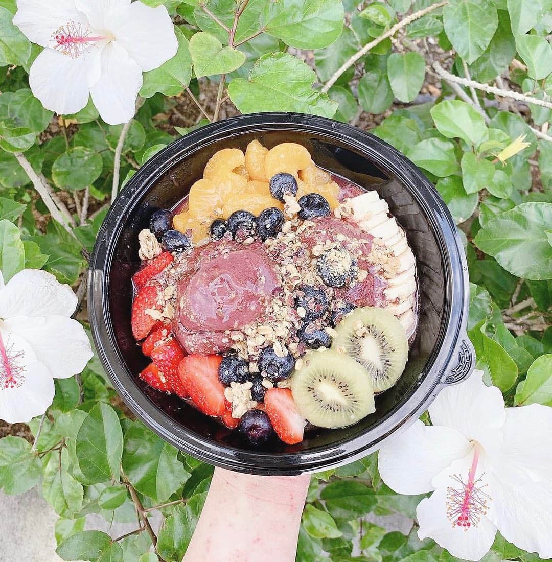 のインスタグラム：「Posted @withregram • @zono.vlog 【 Waffle and Berry 】🐝🍯  私的ハワイでNo. 1アサイーボウルのお店💜 フルーツたくさん、トッピングたくさん、はちみつたっぷりのアサイーボウル😻 オハナハレマーケットプレイスにあります！ みなさんもぜひチェックしてみてください🧡  Check it out this awesome Acai bowl 😻this is the best Acai bowl ever !!   #acaibowl #acai #hawaiii #hi #hawaiifood #アサイーボウル #アサイー #ハワイ #ハワイ生活 #ハワイ在住 #ハワイランチ #ハワイ好きな人と繋がりたい #オハナハレマーケットプレイス #ohanahalemarketplace」