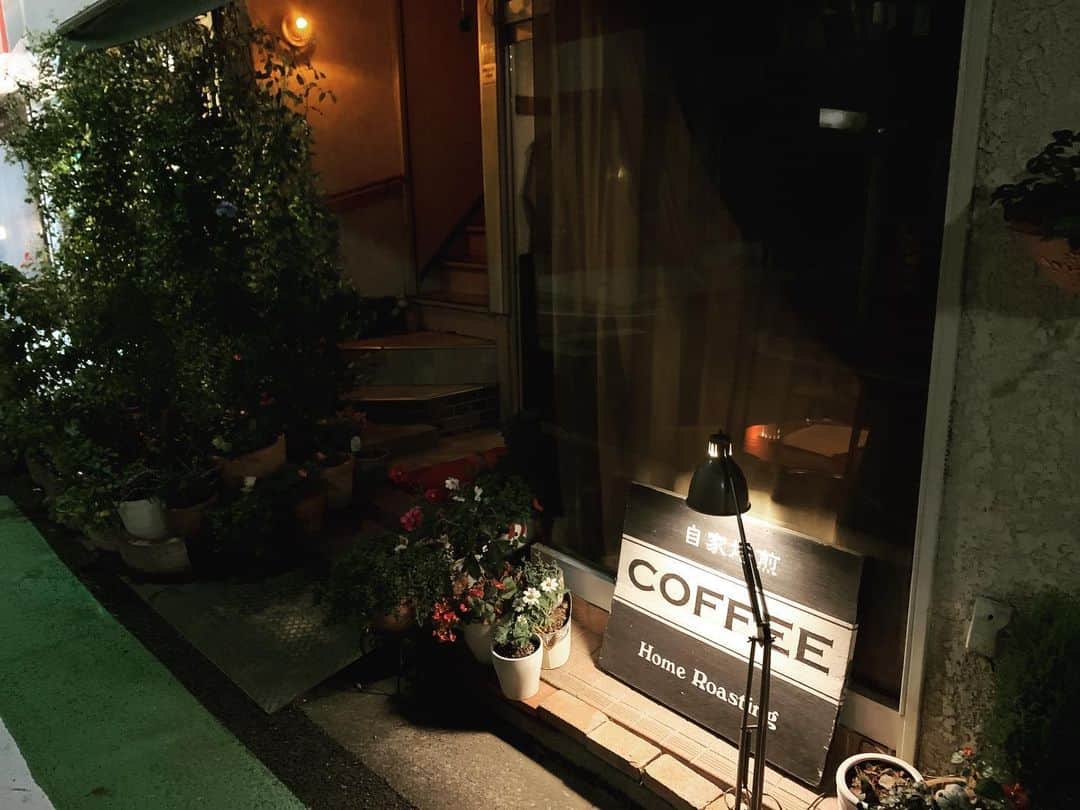 出井隼之介（ヤーレンズ）のインスタグラム：「全てが美しい。  #コーヒー #珈琲 #深煎り #コーヒースタンド #コーヒー大好き #カフェ #カフェ巡り #カフェ部 #カフェ散歩 #喫茶店 #喫茶部 #cafe #cafetime #cafestagram #cafeculture #cafelife #coffee #coffeetime #coffeeshop #coffeebreak #coffeelove #coffeelovers #coffeeculture #coffeelife #coffeeholic #coffeeshopvibes #tokyocafe」