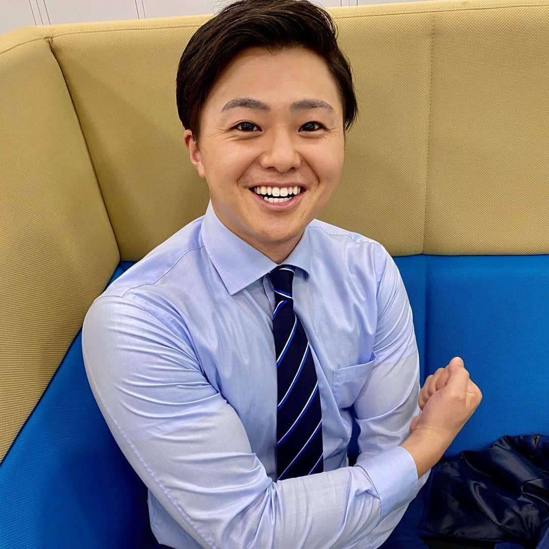 読売テレビアナウンス部のインスタグラム：「#他己紹介リレー  今回は #山本隆弥 が  #大野晃佳 アナを紹介します！  大野アナといえば・・・ギャップ！！ 皆さんも大野アナのギャップに萌えること間違いなし！！ その理由は・・・  顔はジャニーズ系で 王子様のような雰囲気。  本人曰く、 榮倉奈々さんに似ていると 周りからよく言われるそうです。  私は俳優の鈴鹿央士さんに 似ていると思っています。 しかし、さすがは体育会系出身！  トレーニングが好きで体は筋肉でムキムキ！ まさにギャップ萌え。。。  さらに、食べる量が尋常ではなく、 豪快に食べる姿は 見ていて気持ちいいです。  仕事では、礼儀正しく 先輩から指摘されたことや アドバイスをすぐに受け入れ、 直ぐに自分のものとして吸収する能力に長けています。  悪い部分が全くみつからない かわいい後輩の一人です！  #ytv #アナウンサー #筋トレ #上腕二頭筋 #筋肉 #トレーニング #関西 #新人 #新人アナ #ニュース」
