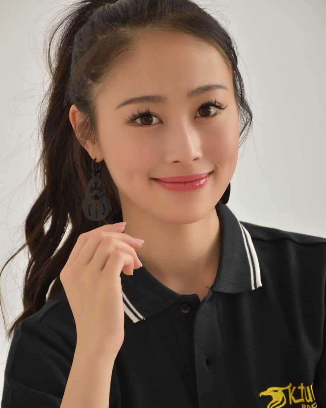 のインスタグラム：「K-tunesのグッズ可愛いすぎ💕﻿ ゴルフウェアは他のチームでもなかなか無い😂⛳️﻿ ﻿ ﻿ ﻿ ﻿ ﻿ ﻿ ﻿ ﻿ ﻿ ﻿ ﻿ ﻿ #黒髪　#黒髪ロング　#rq #レースクイーン　#memory #黒髪ロングストレート　#秋　#秋服　#脚長コーデ　#supergt #スーパーgt #撮影会 #rq撮影会　#wing #wing撮影会　#Ktunesracing #gt300 #ゴルフ　#ゴフルウェア﻿ #ゴルフ女子」