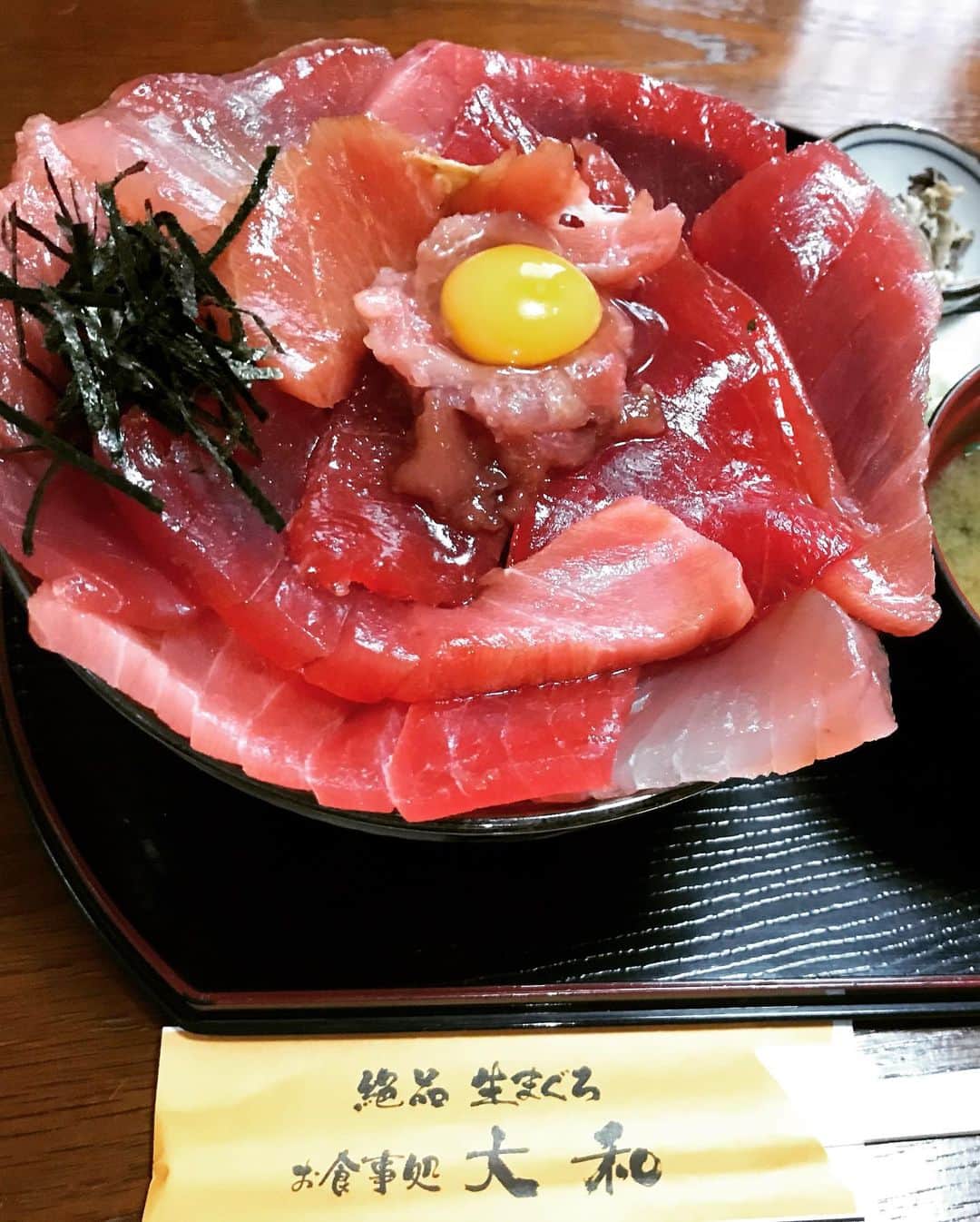 村田毅さんのインスタグラム写真 - (村田毅Instagram)「【和歌山に魅了されている理由】  その③ 食事が本当に美味しいのです🥸 毎日のホテルのご飯も、オフに行った勝浦のマグロデラックス丼も、もちろんミカンも、食べ物が美味しいというのは幸せですね🥰  どうやらオフに行った勝浦という所はマグロの水揚げ量が日本一だとかそうじゃないとか。大トロ中トロ赤身中落ちびんちょうのデラックス丼は超絶美味しかったです😘  #和歌山合宿 #日野レッドドルフィンズ #完全に魅了されています #毎日の食事 #感謝 #マグロ #晴天 #パンチパーマ」11月26日 20時26分 - tsuyoshimurata1215