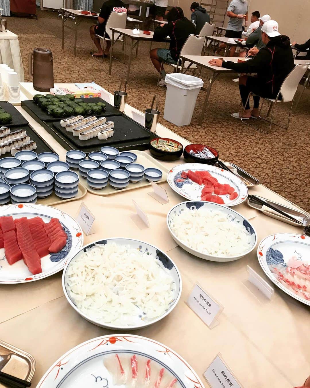 村田毅さんのインスタグラム写真 - (村田毅Instagram)「【和歌山に魅了されている理由】  その③ 食事が本当に美味しいのです🥸 毎日のホテルのご飯も、オフに行った勝浦のマグロデラックス丼も、もちろんミカンも、食べ物が美味しいというのは幸せですね🥰  どうやらオフに行った勝浦という所はマグロの水揚げ量が日本一だとかそうじゃないとか。大トロ中トロ赤身中落ちびんちょうのデラックス丼は超絶美味しかったです😘  #和歌山合宿 #日野レッドドルフィンズ #完全に魅了されています #毎日の食事 #感謝 #マグロ #晴天 #パンチパーマ」11月26日 20時26分 - tsuyoshimurata1215