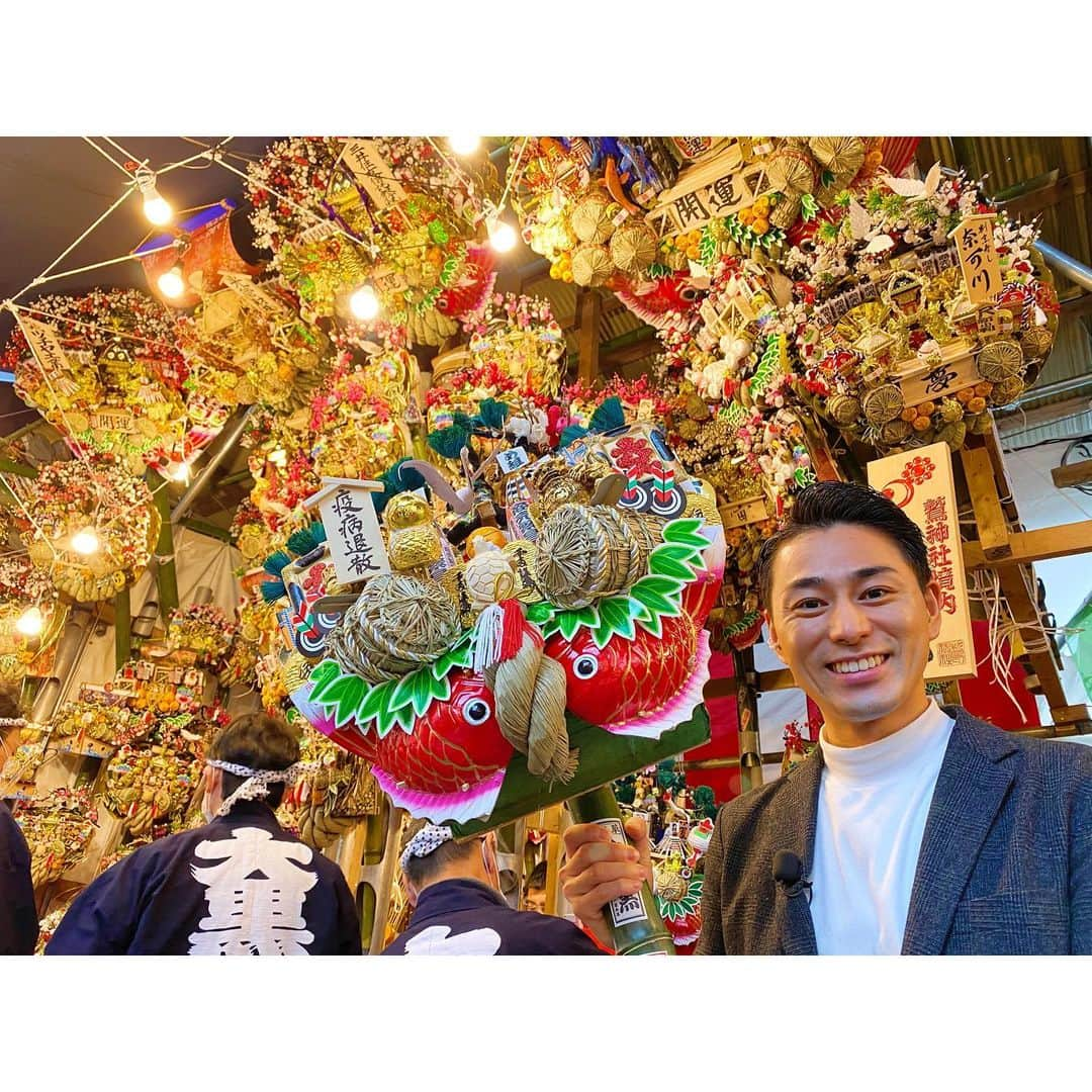 木村拓也のインスタグラム：「. 鷲（おおとり）神社で  「酉の市」が行われていました。商売繁盛の熊手です。  今年は「疫病退散」のアマビエも。  神社にてたくさんの方からお声がけいただいたのですが  ・Z○P！見てるよ！（他局！） ・人力車いつも大変だね！（3年前！）  、、、、、、、、。笑 もっと、アクティブ中継頑張ります！！！  #鷲神社 #熊手 #酉の市」