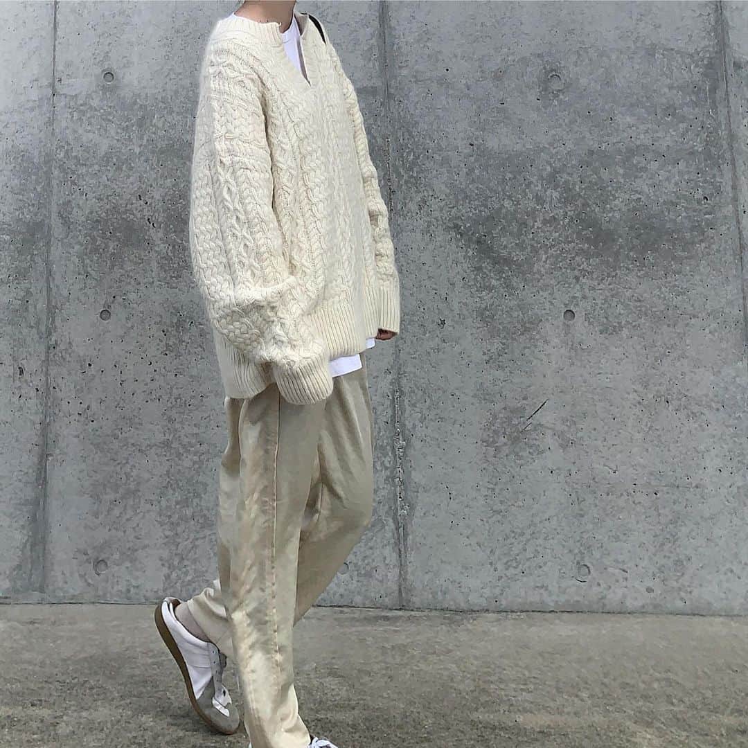 Mie Kawanoのインスタグラム：「靴突っ掛けるくせ 笑 最近ホワイト系のニットばっかり tops @canaljean #canaljean  pants #6beautyandyouth  shoes #germantrainer」
