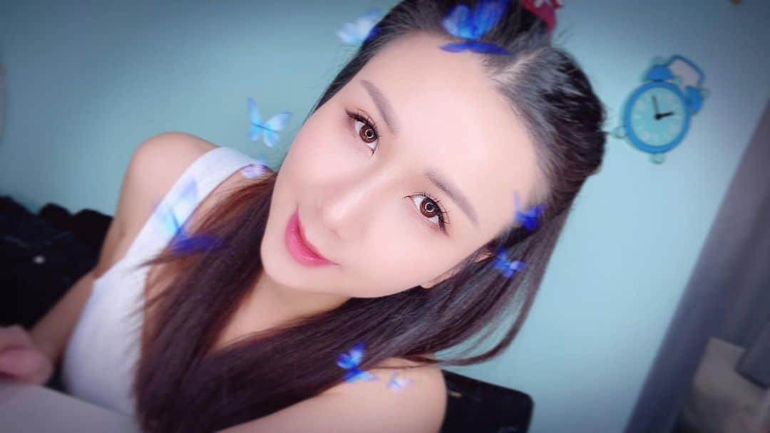 Chloe Yuenのインスタグラム：「. Circle lighting  is giving me butterflies 🦋 🦋 🦋 🦋   #lightson#selfienation#selfiequeen  #cheers#thursdayvibes」