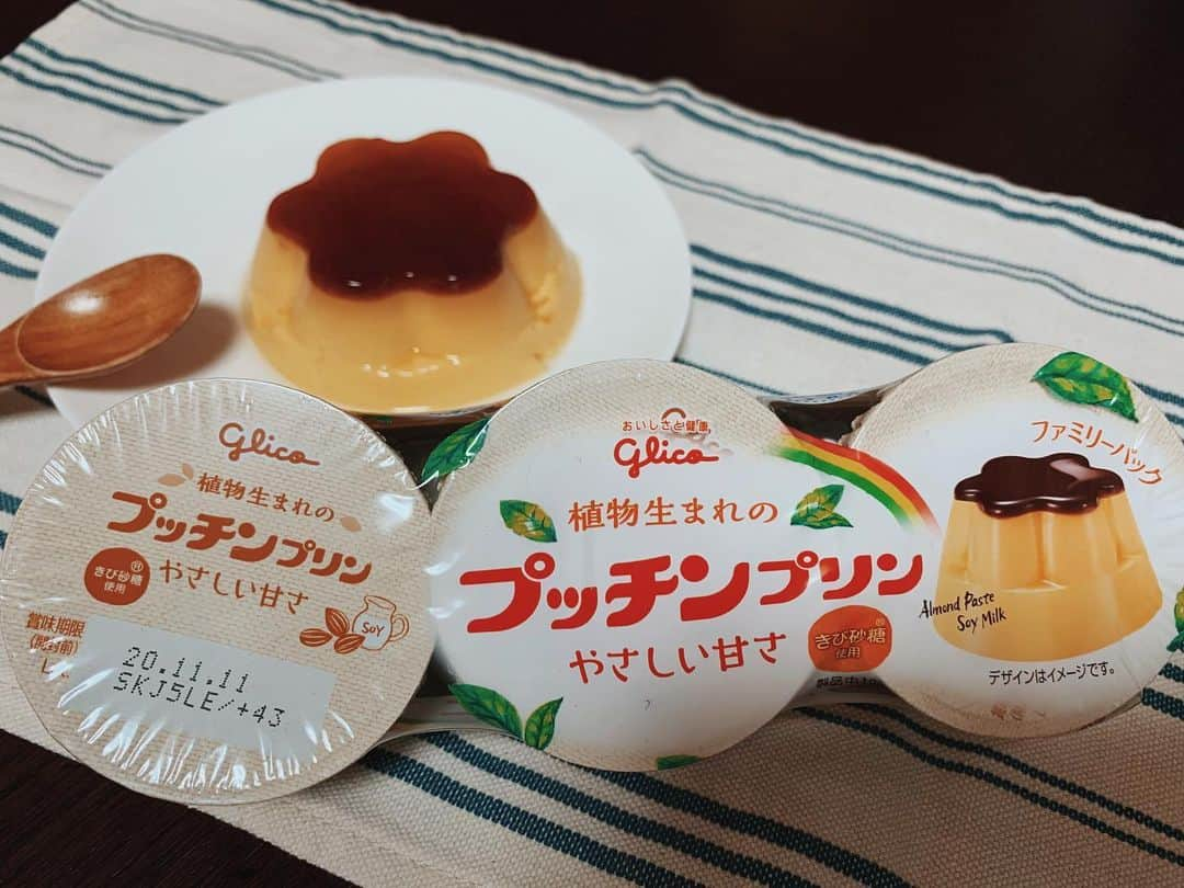 吉田奈央さんのインスタグラム写真 - (吉田奈央Instagram)「🍮プッチンプリン🍮  みんな大好きよね、 わたしも昔からの大ファンで今まで何個食べてきたんやろ😳  そんなプッチンプリンから、 " 植物生まれのプッチンプリン"として新しく誕生したよ🌱  すごく優しい味わいで美味しい！ 甘すぎないから飽きもこなくて気付けば2個目🤣🤣←  植物生まれだからカラダにもおいしい🤎  子どもも、ママおいしー！と喜んで食べてくれたよ👦  プリンお皿にうつす時は息子とテンションあがりまくってます🦖💙  ＊  #Glico_PR#植物生まれのプッチンプリン #植物性スイーツ#プッチンプリン#スイーツ#プリン#プリン部#インスタ映えスイーツ#スイーツ女子#スイーツグラム#スイーツ好きな人と繋がりたい#3時のおやつ #🍮#プリン好き」11月26日 20時31分 - nao70818