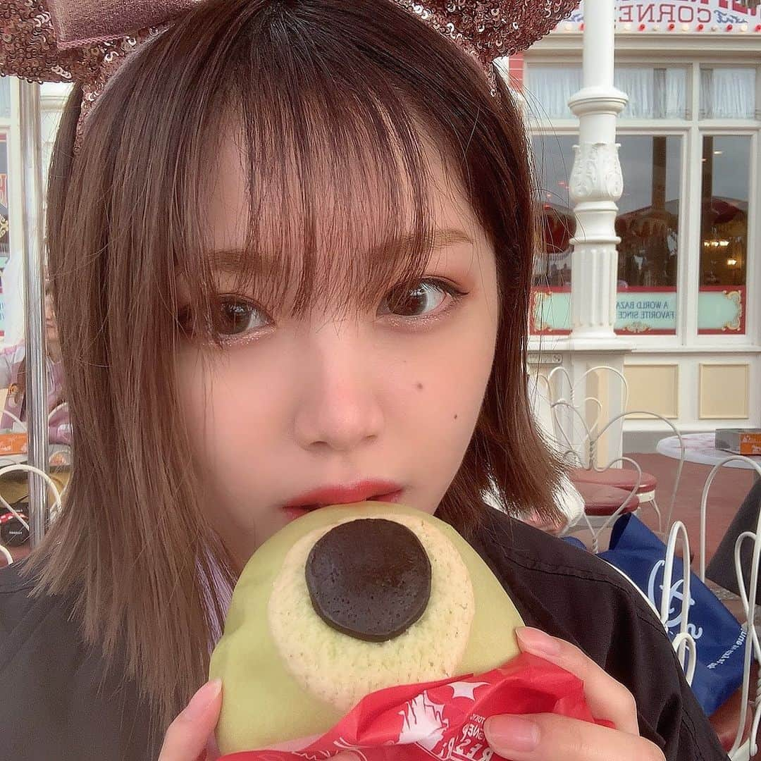 林優菜のインスタグラム：「. 捕食 . . . #disneyland #jk #制服disney #マイクメロンパン #捕食」