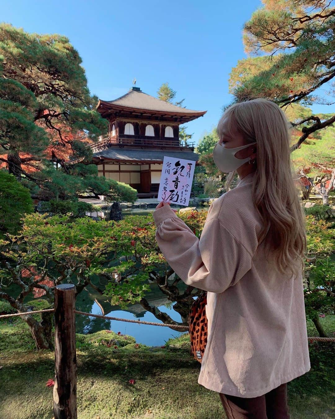 榊原伶奈のインスタグラム：「2日目の2社目東山慈照寺こと銀閣寺💫 庭園と紅葉が綺麗でした🍁✨ #銀閣寺 #東山慈照寺  #銀閣寺庭園 #御朱印 #京都 #京都旅行 #旅行 #御朱印ガール #神社 #神社巡り #京都旅 #紅葉 #京都紅葉 #紅葉スポット」