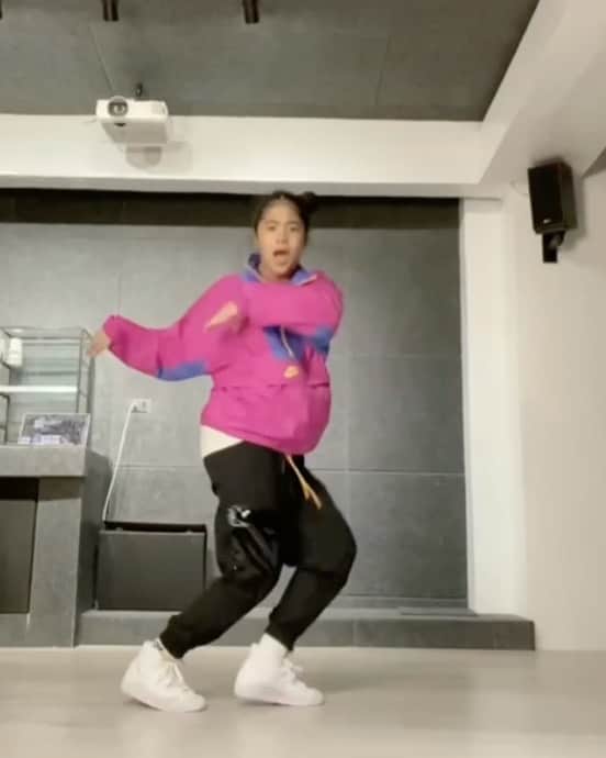 Niana Guerreroのインスタグラム：「ayoooo!! can’t wait to join @nadine, @pauweenie, @aclalata, @madellepaltuob and more for the big finale of Nike’s You Can’t Stop Us Camp - The Final Get Down! 🔥 we’ll be talkin about elevating the power of women in sport and how we lift each other up 💪 there will also be some awesome dance performances you don’t want to miss 🤣 catch us live on Zoom on Saturday, 28 November at 5PM Manila Time.  spots are limited so sign up now. because no matter where we dance, we move as one.  link in my bio. ✔️ #youcantstopus #teamnike」