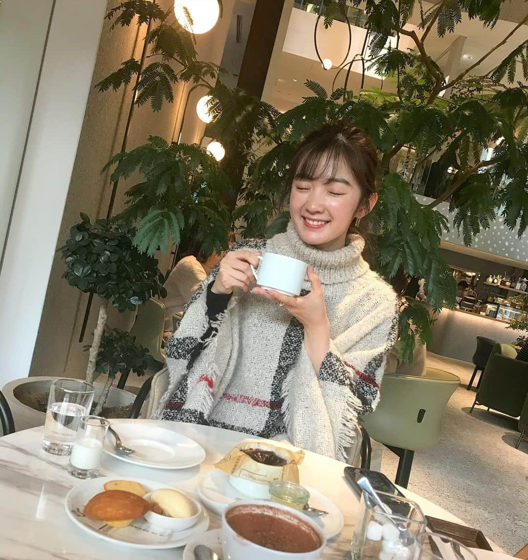 神谷由香さんのインスタグラム写真 - (神谷由香Instagram)「トレーナーさんに教えてもらったかわいいカフェに﻿昔から慕ってくれるかわいい後輩と🍰﻿ ﻿ 建物の中はカフェにレストランにバーに﻿ ギャラリーが入っててお洒落な洗礼されたビル✨﻿ ﻿ この前はレストランにいって今日はカフェに☕️﻿ ﻿ バスクチーズケーキ濃厚で美味しかった〜💓﻿ ﻿ 今度はバーにもいってみたいな🍸﻿ ﻿ 後輩ちゃんとはたまにしか会えないけど﻿ 会うといつも前向きになってハッピーに😌﻿ 大好きな人に囲まれてる毎日が幸せだなぁって 改めて思った今日この頃でした🥰﻿ ﻿ ﻿」11月26日 20時37分 - kamiya_yuka_