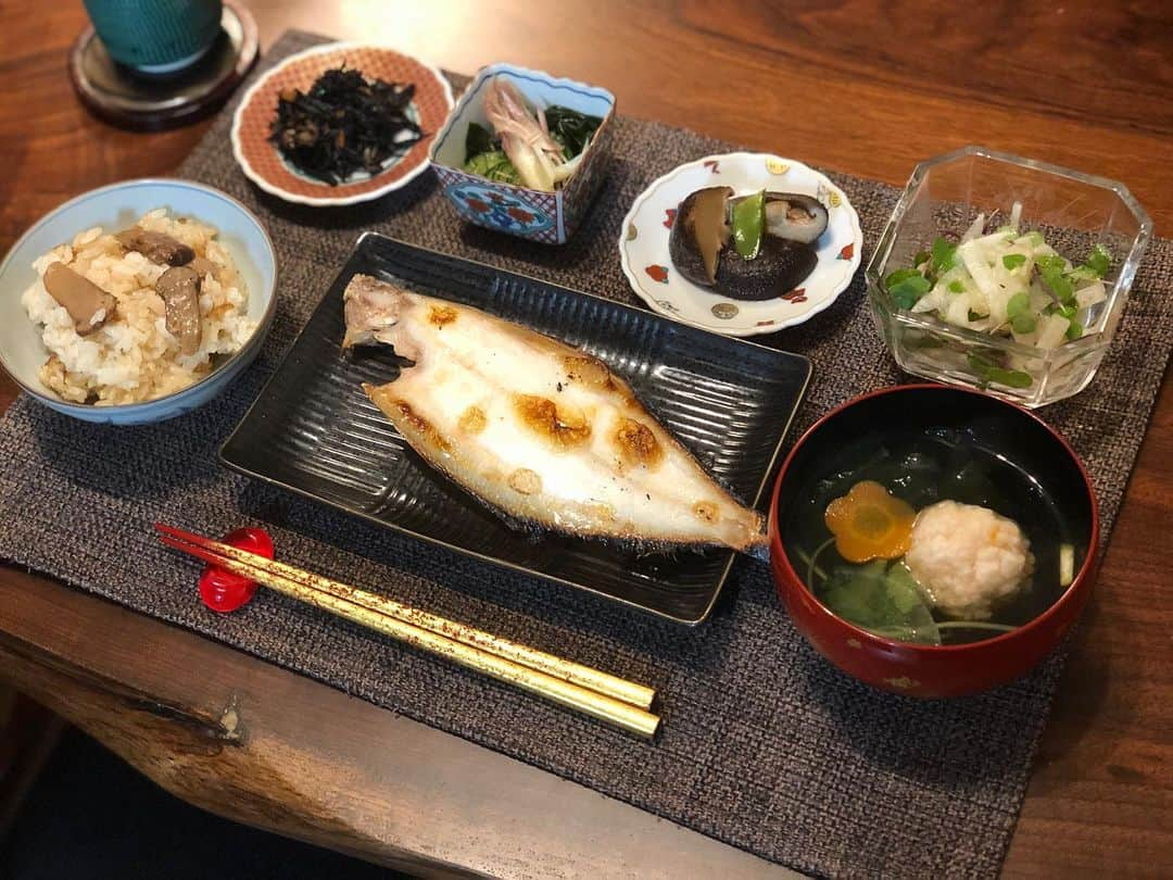 月央和沙さんのインスタグラム写真 - (月央和沙Instagram)「うちの晩ご飯🙏🏻 . #笹かれい #松茸ごはん #大根とつまみ菜のサラダ #海老しんじょうのお吸い物 #ひじきの煮物 #椎茸の煮物 #わかめときゅうりの酢の物 #和食 #褒められると #調子にのるタイプです」11月26日 20時37分 - kazusa_tsukio