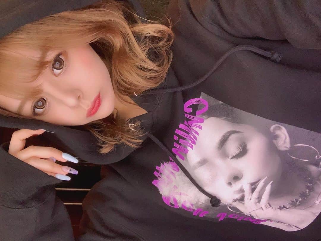 MIAのインスタグラム：「パーカー大好きマン🆒🤍 . . . #キャバ嬢 #キャバクラ#ハーフ #歌舞伎町 #すすきの#ミナミ #中洲 #ダンサー  #ショーパブ  #プリティーウーマン #プリティーウーマンみあ」