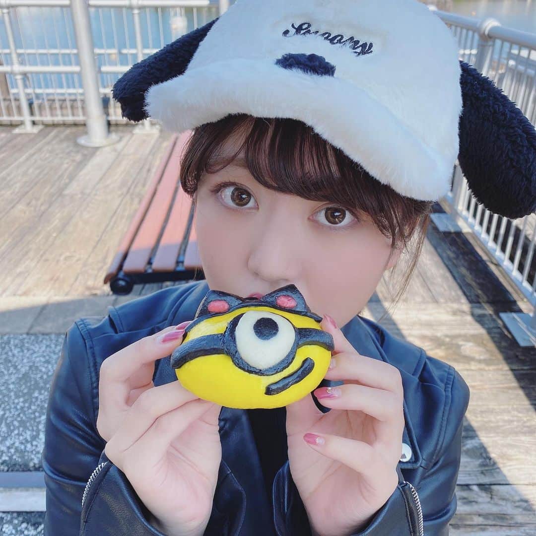 中谷彩伽のインスタグラム：「. ミニオンまん、美味しかった🥺 中身はカレーだよ🍛✨ 肉まんの時期だね🍜🥟 . #ユニバーサルスタジオジャパン #ユニバ #usj #ユニバフード #ユニバ写真 #ユニバグルメ #ミニオンまん #くろねこミニオンまん #ミニオン #スヌーピー #スヌーピーコーデ #ブラックコーデ #ライダースジャケット」