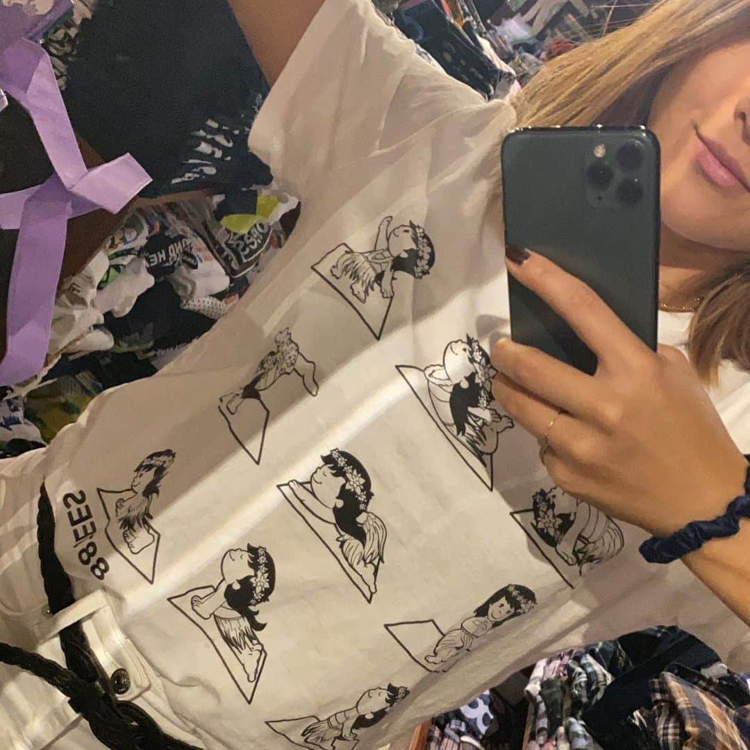 エビアン・クーさんのインスタグラム写真 - (エビアン・クーInstagram)「Work time includes selfie time too 🤪 here is the tee of the month - yaya doing yoga because we all neglect to exercise/move our body so this is the T-shirt to remind you to do things! It’s also cause me and mama designed this shirt. Yes, it’s all available online at 88tees.com  ママとデザインしたヤヤちゃんがヨガをしてるtシャツ可愛くて今日は定番コーデtシャツ＋白デニム。 なんとか元気にやってるよ〜 今週の金曜日うちのイーラの コラボTシャツも出るから楽しみにしててね」11月26日 20時51分 - avian_official