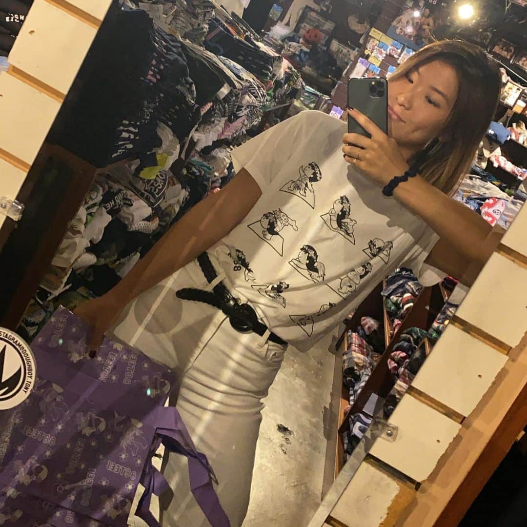 エビアン・クーのインスタグラム：「Work time includes selfie time too 🤪 here is the tee of the month - yaya doing yoga because we all neglect to exercise/move our body so this is the T-shirt to remind you to do things! It’s also cause me and mama designed this shirt. Yes, it’s all available online at 88tees.com  ママとデザインしたヤヤちゃんがヨガをしてるtシャツ可愛くて今日は定番コーデtシャツ＋白デニム。 なんとか元気にやってるよ〜 今週の金曜日うちのイーラの コラボTシャツも出るから楽しみにしててね」