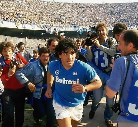 マウリシオ・ピニージャのインスタグラム：「Nunca te irás por que eres  el fútbol en su máxima expresión ! Todos queríamos ser Maradona , pero nunca hubo otro igual ! Descansa Ídolo 🙏❤️ yo tropecé con tan poco  y voy a juzgar a D10S que lo era todo ! #RIP」
