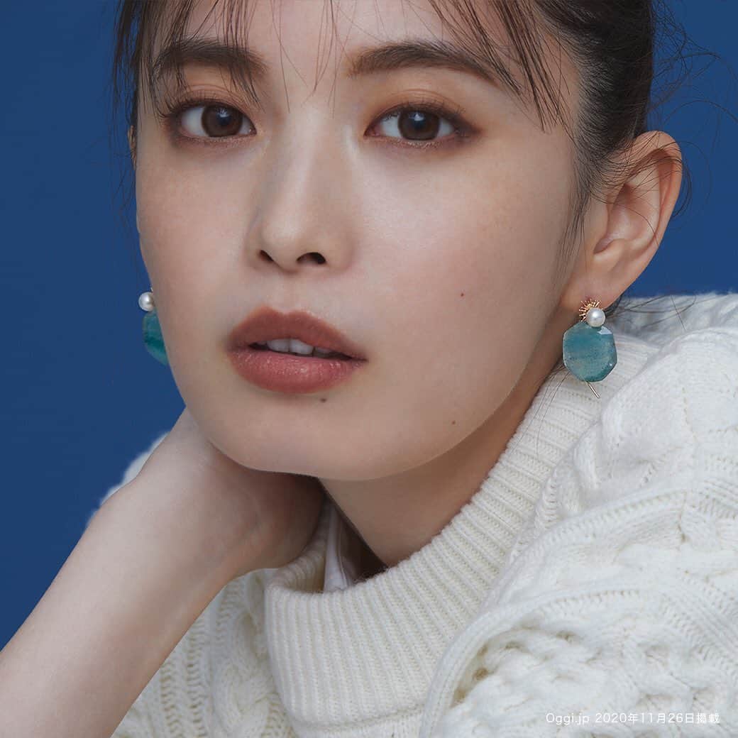のインスタグラム：「.﻿ 【agete × Oggi.jp】 ﻿ ”自分らしさ”を見つける楽しさは自由に選べるコーディネートから。﻿ ﻿ 顔回りを華やかにしてくれるピアスやネックレスも組み合わせ次第で多彩なバリエーションが生まれ細やかなデザインやクラシカルな世界観と相まって冬のシックな装いを格上げしてくれる大事なエッセンスに。﻿ ﻿ アガットならではのジュエリーの楽しみ方をお届けします。﻿ ﻿ #agete #jewelry #accessory #ring #necklace #diaond #winter #collection #newarrivals #oggijp﻿ #アガット #ジュエリー #アクセサリー #リング #ネックレス #冬 #コレクション #新作 #オッジ #宮田聡子」