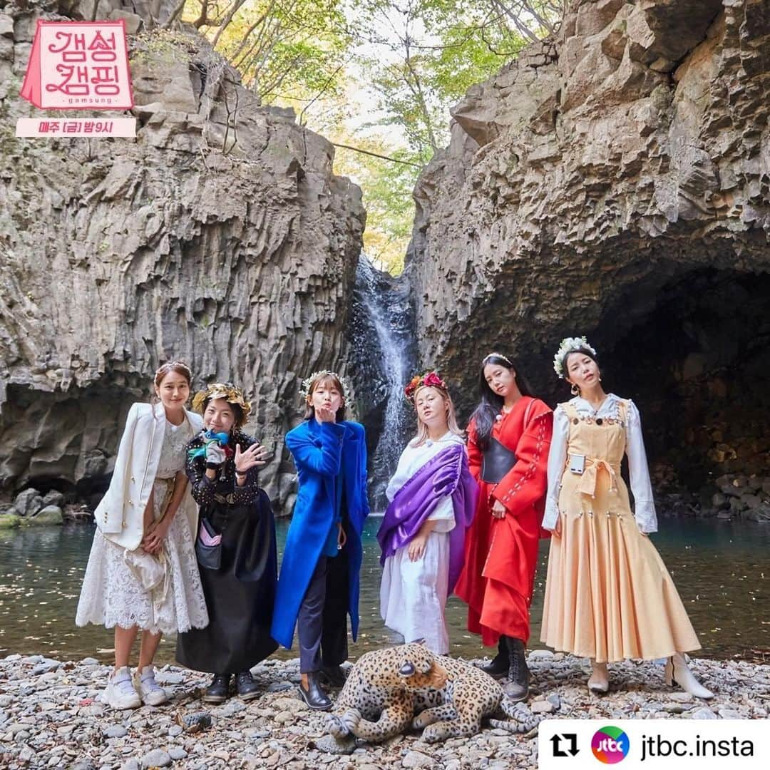 Mamamooさんのインスタグラム写真 - (MamamooInstagram)「. #Repost @jtbc.insta with @make_repost ・・・ 아프로디테도 방 뺐다는 캠퍼와 캠친의 여신 무드👰 눈부신 갬성 느끼러 내일 밤 다같이 출발-!  매주 [금] 밤 9시 #갬성캠핑 떠나요!」11月26日 20時45分 - mamamoo_official