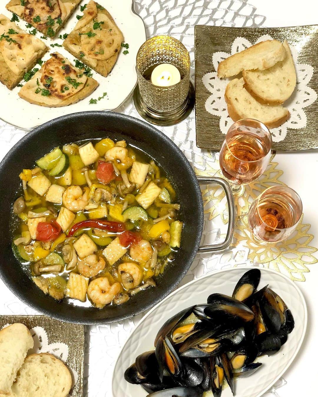 のインスタグラム：「🇪🇸🥘💕 スペインバル風ホームパーティー🥳 I had a Spanish ajillo party with my friend🍽 We challenged to make these dish with plenty of vegetables. It was very delicious!! . 管理栄養士の友人と おうち女子会👩🏻‍🍳 大きめ鍋のアヒージョでお野菜たっぷり摂取⭐️✨ (28cmなので結構な量です笑) . アヒージョに使用した食材は 海老、いか、しめじ、パプリカ、トマト、ズッキーニ😊 鷹の爪を入れると本格的なバルの味になりますよ🌶💗 . . 副菜は蓮根のパティと、ムール貝のワイン蒸し♪ . 次は何料理にしようかなぁ✨ . . 〈メニュー〉 ♡6食材のたっぷりアヒージョ ♡ムール貝のワイン蒸し ♡蓮根のパティ ♡シャンパン🥂 . . 美味しくできてよかった♪ 野菜が食べたいぞーって時にはいいかも☺️ . . こんな女子会やってみてほしいー！など 皆さんからのリクエストお待ちしています👩🏻‍🍳📝 . . #おうち時間 #Spanish #本格的 #スペイン料理 #スペイン #キャンドルのある暮らし #spanishfood #spainfood #アヒージョ #スキレット #スキレット料理 #ajillo #海老 #ムール貝 #野菜たっぷり #ヘルシーメニュー #おうちレストラン #おうちバル #homeparty #cookingram #おうちごはん #ホームパーティー #クッキングラム #ディナー #女子会 #乾杯 #管理栄養士 #料理研究家 #楽しかった」
