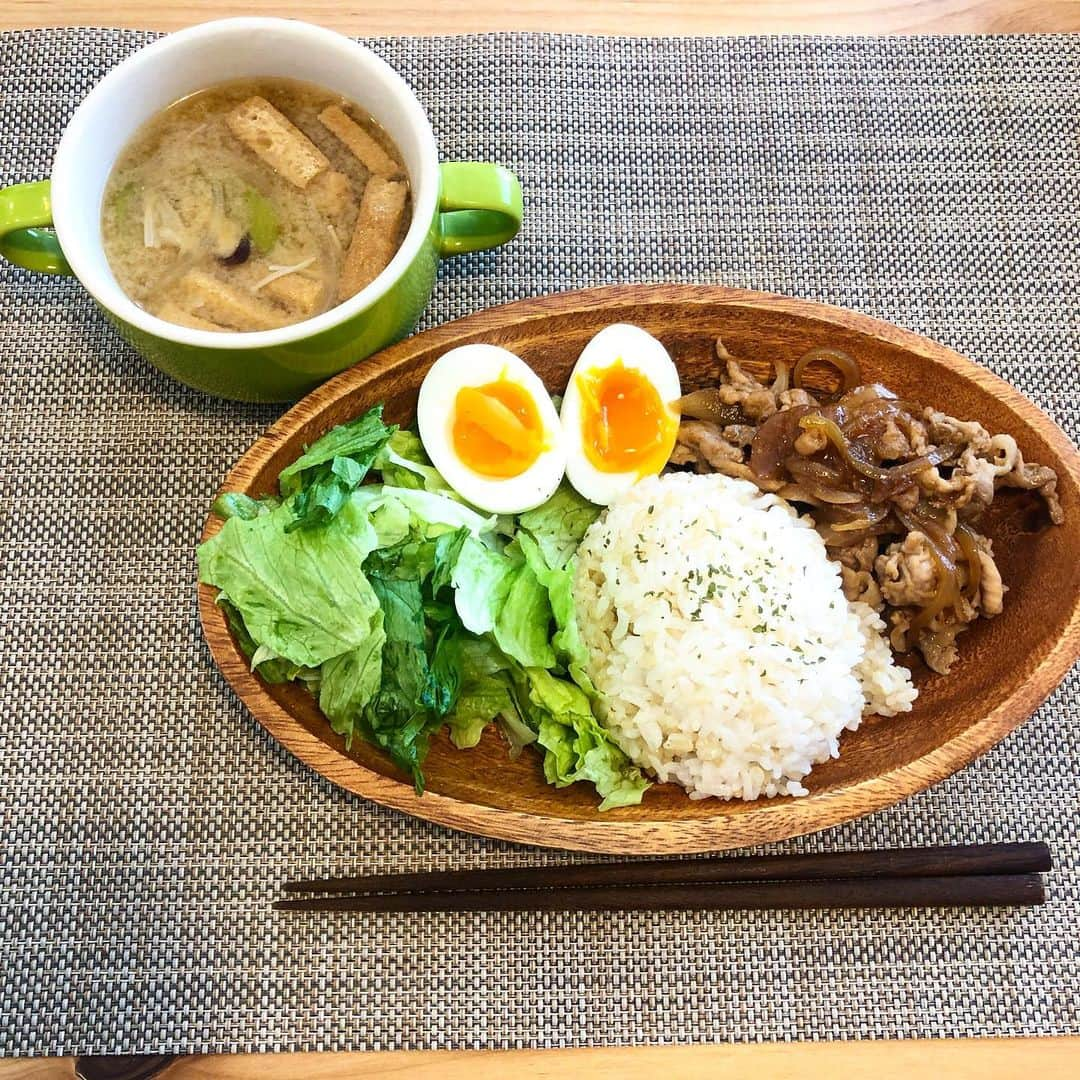 坪井ミサトさんのインスタグラム写真 - (坪井ミサトInstagram)「. . 全て残り物！！でワンプレートごはん🍴😊 . 玉ねぎと冷凍していた豚肉を 生姜焼きの味付けで炒めました☆ . お味噌汁の具は 細かく切った鍋用の野菜たち。 . トマトがなかったので、 ゆで卵で彩りプラス(栄養も) . ご飯は玄米と白米のハーフです✌️ . #ミサト飯　 は"身体が喜ぶ簡単料理"がもっとーです😌 . . #ミサト飯 #余り物レシピ #余り物ごはん #あまりものレシピ #健康ごはん #おうちごはん #お家ご飯 #15分で完成 #healthy #fitness #fitnessgirl #run #running #野球 #野球女子 #生姜焼き #food #japanesefood #cooking」11月26日 20時45分 - misato1030