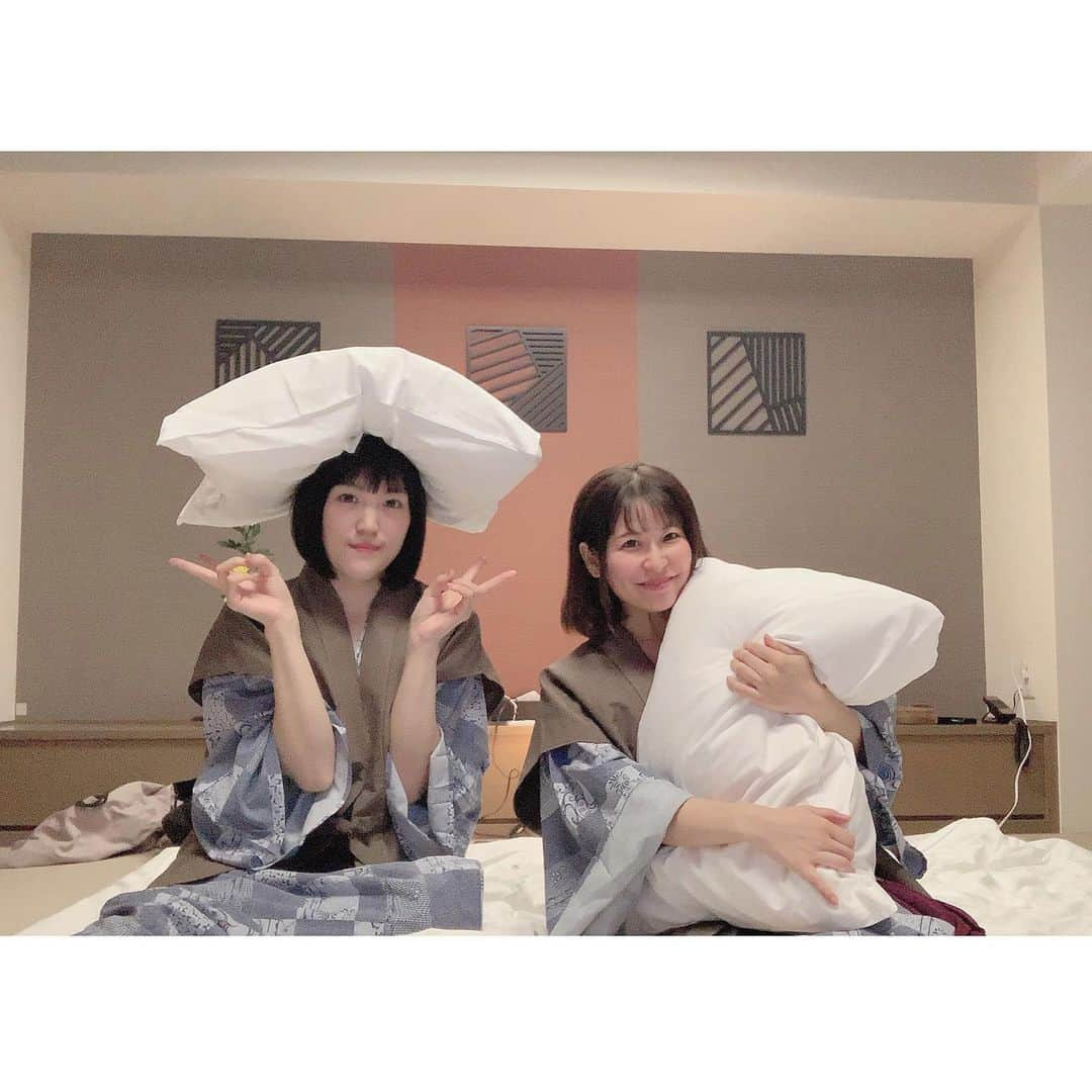 上村彩子さんのインスタグラム写真 - (上村彩子Instagram)「ふじもん @mondesu0803 と 🐯💓 . ほんと癒された〜〜♨️ . 2人でいるとほんとに自由なので わたしはずっとテレビを見ながらゲームしてたりして ふじもんは深夜の温泉や早朝の温泉を楽しんでて笑 あ〜面白かった！ . ここの旅館はお部屋でご飯が食べられたので まったりと夜ご飯も楽しみました💓 スタッフのお姉さん可愛かった✨」11月26日 20時52分 - ayako_uem