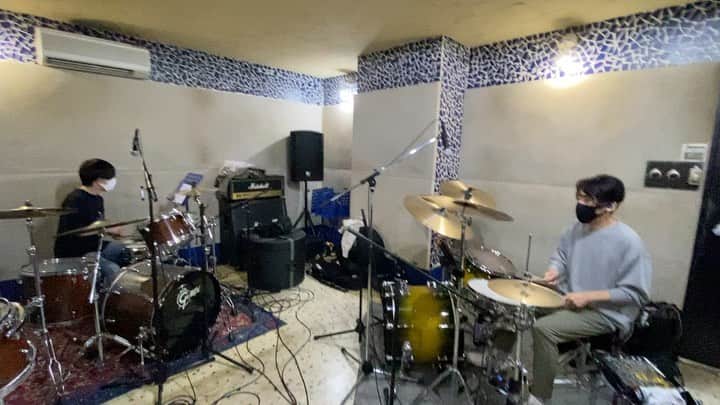 DE DE MOUSEのインスタグラム：「2 drummers playing old school amen jungle  今日はツインドラムでアーメンジャングルやって遊びました  ジマさん @jimanica 、ヤマさん @liteyamamoto おつかれさまでした〜　  #dédémouse #dedemouse #デデマウス #電電鼠 #jimanica #LITE #jungle #drum」