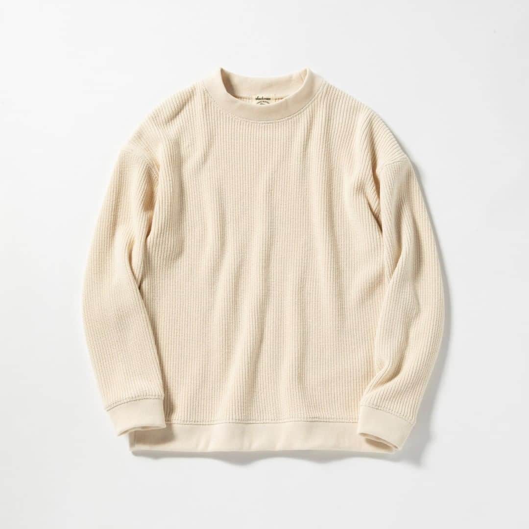 Jackmanさんのインスタグラム写真 - (JackmanInstagram)「「UNIQUE」  This sweater recreates materials developed approximately 40 years ago to achieve a classic feel. Its glossy smoothness comes from knitting with 5-strand 5-gauge yarn using long cotton textile threads. The material is knitted with a now rare sinker to capture the texture and atmosphere of the time. Double-sided, three-point decorative stitches are used to reinforce double-stitched sections due to the material’s characteristic elasticity and the sewing process takes considerable time because stitch balancing is difficult for such soft fabric.  約40年前に開発された素材を再現してクラシカルな表情に仕上げたSweater。光沢感と滑らかさを出すため、繊維⻑の⻑い綿を使⽤し5本どり5ゲージで編み⽴て。素材感も当時の雰囲気にこだわり希少なシンカー機を使⽤して編み⽴てました。特徴的な太い畝はウールでは見かけますが、コットン100%では希少です。 伸縮性のある素材の特性を考え、2本針オーバー後に3本針両⾯飾りで縫製、柔らかい素材ですので⽷調⼦を合わせるのが難しく縫製に時間がかかります。  +++﻿ ﻿ Jackman﻿ 2-20-5 Ebisu-minami, Shibuya-ku, Tokyo﻿ +81 3-5773-5916﻿ ﻿ #jackman_official #factorybrand #madeinjapan #madeinfukui」11月26日 20時50分 - jackman_official