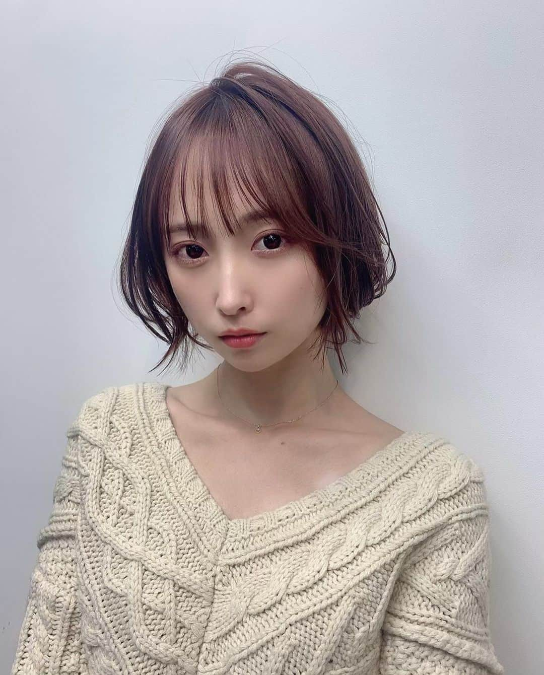 島田玲奈さんのインスタグラム写真 - (島田玲奈Instagram)「. 先日、髪色を新しくしたよ〜🍑 ピンクグレーで、めちゃめちゃ可愛い色で毎日うれしい🥰 . あと、髪質改善のトリートメントがめちゃめちゃ良くて、サラッサラになったよ！ . スタイリングのやり方も教えてもらったので、おうちでもやってみてる💮 . りほちゃん( @logriho1001 ) ありがとうございました！また行きます💓 . #ショートヘア #ショートボブ #髪質改善  #トリートメント」11月26日 21時00分 - smd_rn321