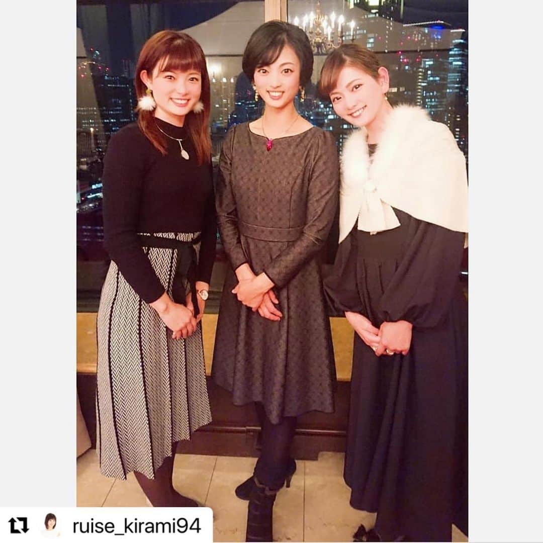 美蘭レンナさんのインスタグラム写真 - (美蘭レンナInstagram)「. . . 時差投稿😊✨✨ . 先日の家族でのお食事😍✨ 久々の3ショット☺️📷💕 変わらない安定感です❤️❤️❤️ . . . #3姉妹 #宙組#月組#花組 #92期#94期#95期 #顔も声も背たけもノリも #そっくり . #家族会#お食事#お祝い #おめかしコーデ #お出かけコーデ #2020#11月」11月26日 21時00分 - renna_miran33