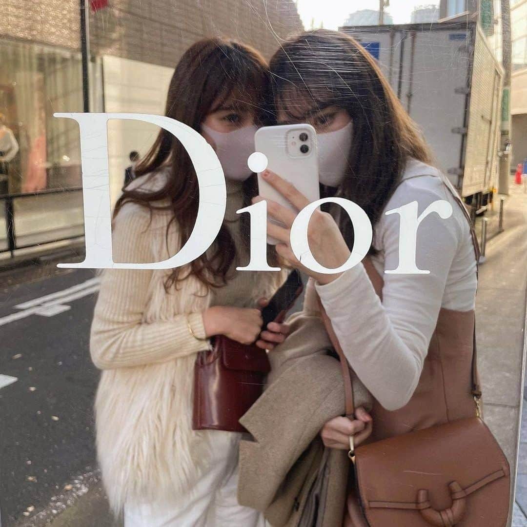 のインスタグラム：「『 友達と撮れるかわいい写真案 #鏡越し ♡ 』　　  友達や彼氏と遊ぶ時撮れる写真のアイディア♡ #シミラールック しているとさらに可愛い！  Photo by﻿ @tan___gram  @_chim_0123  ✴︎---------------✴︎---------------✴︎﻿ ﻿ ▶▶Instagram・Twitter・TikTokで掲載する写真を募集中📸﻿ カワイイ写真が撮れたら、@velle.jp をタグ付けするか、ハッシュタグ #velle_jp をつけて投稿してみてね♪﻿ ﻿ velle編集部と一緒にカワイイで溢れるvelleを創っていこう😚🤍  ✴︎---------------✴︎---------------✴︎﻿ #リンクコーデ #ペアルック #スニーカー #デニム #コーデ #code #ロンT #ニット #身長差 #edwardbrown #カシミヤ #カシミヤストール #ストール #お洒落さんと繋がりたい #ブルーコーデ #コーデ #mystic #ootd #similarlook #beigecode」