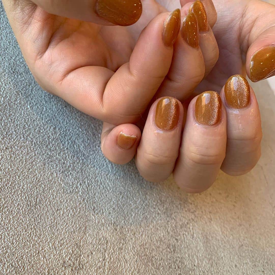 sapporo nail 【 Aster 】さんのインスタグラム写真 - (sapporo nail 【 Aster 】Instagram)「オレンジ味のCandyみたいなnail🍭🍊﻿ ショートネイルにぴったりです◎﻿ ﻿ ﻿ マグネットネイルはいろんなカラーに﻿ mixして使えるものを用意してます🧲﻿ 透明感のある明るめのカラーをチョイスすると﻿ 画像のようなjuicyなCandy nailになります🍭﻿ ﻿ seina﻿ ﻿ ﻿ ﻿ ＿＿＿＿＿＿＿＿＿＿＿＿＿＿＿＿＿＿＿＿﻿ ﻿ atelier Libertéは スタッフ全員が﻿ サロンの1席を借りてそれぞれが﻿ オーナーとして営業している﻿ 新しいstyleのネイルサロンです。﻿ ﻿ そのため使用素材や得意とするアートのタッチは﻿ スタッフにより異なります𓂃 𓈒✍︎﻿ ご予約の際は各スタッフのアカウントを﻿ CHECKして気に入ったデザインがあれば﻿ ご指名でのご予約をおススメ致します𓍯﻿ ﻿ ﻿ ﻿ ﻿ seina→@atelier_liberte_nail (指名料500yen)﻿ yukari→@atelier_liberte_yukari (指名料300)﻿ yukina→@atelier_liberte_yukina (指名料300)﻿ akari→@atelier_liberte_akari(指名料free)﻿ ﻿ ﻿ ﻿ 各スタッフアカウントもご覧ください𓂃 𓈒✍︎﻿ やりたいアートやつけたいパーツがある場合は﻿ ご指名でのご予約がオススメです𓂅﻿ ﻿ ﻿ ﻿ ﻿ ﻿ ﻿ 𓂃𓂃𓂃𓂃𓂃𓂃𓂃𓂃𓂃𓂃𓂃𓂃𓂃𓂃𓂃𓂃𓂃𓂃𓂃﻿ ﻿ ⚠️ ご予約のお時間には必ず到着しておりますよう、よろしくお願い致します。遅れてしまいますとその後のご予約状況によっては施術をお断りさせて頂く場合もございますので、遅れそうな場合は必ずお電話にてお問い合わせください。080-4500-8832﻿ ﻿ ⚠️先日キャンセルはお席代として1500円/当日キャンセルはお席代として2,000円(無断の場合は3,000円)次回ご来店時にご請求させていただきますので予めご了承くださいませ。﻿ ﻿ 𓂃𓂃𓂃𓂃𓂃𓂃𓂃𓂃𓂃𓂃𓂃𓂃𓂃𓂃𓂃𓂃𓂃𓂃𓂃﻿ ﻿ 当店ではジェルネイルをする過程で、﻿ 一番自爪に負担をかける【アセトンでの除去】を﻿ フィルイン（ベースの一層残し）で施術しております﻿ 正しいフィルインで健康な自爪へ✴︎﻿ 丁寧な甘皮ケアとフォルム形成でお爪を綺麗に魅せます✔︎﻿ ﻿ ﻿ ﻿ . ＿＿＿＿＿＿＿＿＿＿＿＿＿＿＿＿﻿ ﻿ ﻿ ﻿ 《𝐚𝐭𝐞𝐥𝐢𝐞𝐫 𝐋𝐢𝐛𝐞𝐫𝐭𝐞店舗情報》﻿ ﻿ place: 札幌市中央区南1条西8丁目9  BB1・8ビル5階﻿ ﻿ TEL :  080-4500-8832﻿ ﻿ open 10:00 close 22:00﻿ ﻿ ﻿ ﻿ 《ご予約方法》﻿ ﻿ ✺ご予約専用LINE➠@zzr4693w﻿ お名前フルネーム(カタカナ)﻿ お電話番号﻿ ご希望のお日にち(第3希望まで)﻿ ご希望コース オフの有無﻿ ﻿ 上記を記載の上ご連絡下さい✍︎。﻿ ﻿ ﻿ ✺当日のご予約・お問い合わせ➠﻿ お電話にてお問い合わせ下さい⚠︎﻿ ☎︎080-4500-8832﻿ ﻿ ﻿ ＿＿＿＿＿＿＿＿＿＿＿＿＿＿＿＿＿＿﻿ ﻿ #札幌ネイルサロン#ネイルデザイン #札幌ネイリスト #札幌 #札幌ネイル #フィルイン #nail #シンプルネイル #クリアネイル #札幌フィルイン#マグネットネイル #水彩ネイル#札幌ニュアンスネイル #カメラ女子#ネイル#札幌フィルインサロン #天然石ネイル #オーロラネイル #クリアネイル #ショートネイル #天然石ネイル #秋ネイル #オータムデザイン #オータムネイル#マグネットネイル #カフェラテネイル #マグネットネイル ﻿ ﻿」11月26日 21時00分 - seina.kato___