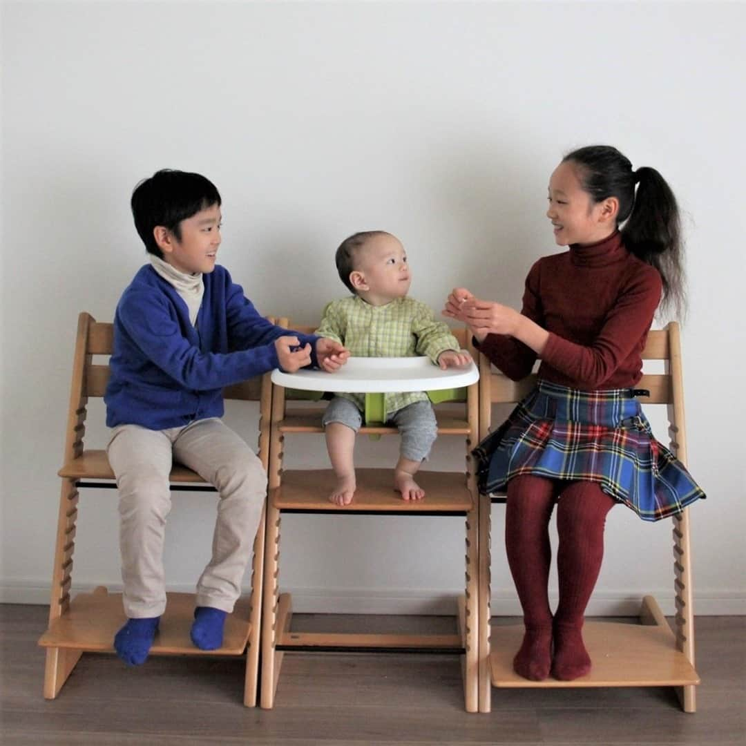 Stokke Japanさんのインスタグラム写真 - (Stokke JapanInstagram)「子どもから大人まで正しい姿勢で座れるトリップ トラップの秘密。それは何と言っても、板の高さを変えるための14個の溝。一番下の溝は床から約10cmのところにあります。股関節・膝・足首が約90度に曲がる正しい姿勢で座るため、大きくなってもう少しで床に届きそうだとしても足乗せ板を使ってくださいね。とても楽で座りやすいですよ。⠀ お写真の3人のセッティング、完璧です！@deuxpetitschats⠀ ⠀ #ストッケ #トリップトラップ #大人まで使える #ハイチェア #ハイチェア選び #子供椅子 #キッズチェア #ベビーチェア #離乳食準備 #離乳食デビュー #赤ちゃんのいる生活 #赤ちゃんのいる暮らし #北欧家具 #北欧インテリア #生後4ヶ月 #生後5ヶ月 #生後6ヶ月 #令和2年ベビー #女の子ママ #男の子ママ #ストッケトリップトラップ」11月26日 21時00分 - stokkejapan