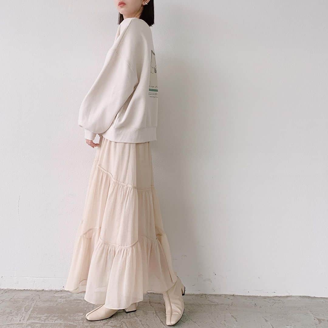 Vannie Officialのインスタグラム：「【VANNIE U　2WAYロゴフェイス裏起毛スウェット 】2,700+tax ⠀  スウェットで2WAY！？  ⠀ 《styling》 2ＷＡＹで楽しめるプリントスウェットが登場♪ ニュアンスカラーの色展開にも注目♡ 存在感満点なのでパンツやスカートでのワンツーコーデにピッタリ◎ いつものボトムスにプラスするだけでトレンド感あふれるスタイルに♪  ⠀ 《detail》 どこか女性らしいアートプリントとニュアンスロゴがカジュアルすぎない一枚に◎ 前後2ＷＡＹで着れる仕様なので、その日の気分に合わせて雰囲気が変えられるのも嬉しいポイント♡ 全体的にゆとりをもたせた、ゆるシルエットで抜け感のあるスタイルを演出します♪  ⠀ 《fabric》 着心地の良い裏起毛使用 ⠀ ⠀ ⠀ #vannie_u#ヴァニーユー #ZOZOでしか買えない⠀⠀  お問い合わせはDMまでご連絡ください‪‪☺︎‬」