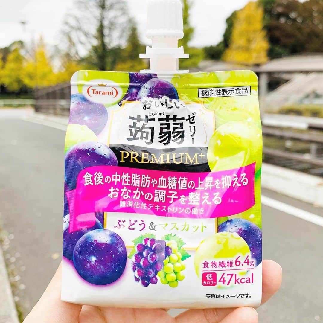 のインスタグラム：「今、推しのダイエットスイーツ✨ . 大会に向けた減量中はたらみの糖質ゼロ&カロリーゼロのゼリーをよく食べてたけど、今はこのこんにゃくゼリーが好き🤤 . 夜にご飯食べる予定あるけど小腹が空いちゃった時とか、出かけて動いてお腹すいちゃって、でも外で変なの食べたくない時とか、これが気軽ですごくいいの🥰 . お腹にたまるだけじゃなく、難消化性デキストリン(食物繊維)も入ってるから、食後の血糖値上昇防止が期待できるよ！ . 1/10まで、たらみのゼリー全67種がもらえるコンテストも開催中！これすごく欲しいね…🔥 たらみのゼリーが好きな人は @tarami_official のアカウントからチェックしてみてね！  #冬ゼリー #たらみゼリー #pr . . . #healthylifestyle #healthybody #健康美 #naturalbeauty #自然体 #ボディメイク#bodymake #フィットネス #fitness #fitnessgirl #筋トレ #筋トレ女子 #体型記録 #ダイエット#diet #痩せたい #メリハリボディ#fitnessmodel #フィットネスモデル#お尻トレーニング #peach #美尻 #美容 #スタイルアップ #パン好きトレーニー」