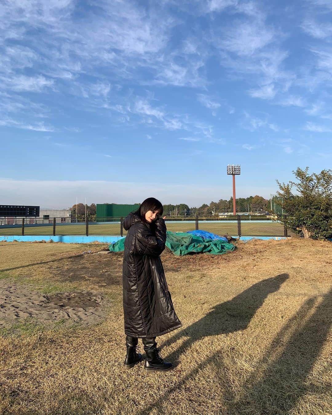 のインスタグラム：「東京じゃないところでロケ〜明日も頑張る😎✨」