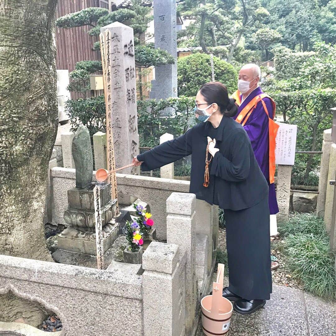 若村麻由美さんのインスタグラム写真 - (若村麻由美Instagram)「❣️先日、近松門左衛門が再興に尽力した、尼崎にある「広済寺」を参拝しました。近松はこのお寺の離れで執筆をしていた時期もあるそうです。 近松のお墓は、写真のように近松夫妻の名前が刻まれた夫婦墓、比翼墓というのでしょうか💓「曽根崎心中」のお初徳兵衛をはじめ、恋の成就を書いた近松らしい…。  墓前にてご回向をしていただき、「若村麻由美の劇世界」公演の無事もご祈願いただいて、気持ちもスッキリ。 隣の近松記念館には様々な展示があり、近松熱もアップ。 . 大阪市内にある近松の比翼墓にもお参り。こちらは法妙寺にあったお墓が移されたと書いてあります。 . . 🎫若村麻由美の劇世界〜原文による語り芝居『曽根崎心中』 2020年12月17日(木)19:00開演▶︎完売 2020年12月18日(金)12:00開演／16:00開演 於：銕仙会能楽研修所（東京・青山） 詳細：麻由美セレクトhttps://www.mwo-select.com/ ※定員の50 %以下に制限、換気の上、感染防止対策にご理解ご協力をお願いいたします。 . 📱WEB『萩庭桂太 YOUR EYES ONLY』インタビュー https://keitahaginiwa.com/4011/detail . . #若村麻由美 #mayumiwakamura #尼崎 #広済寺 #近松門左衛門 #夫妻 の #お墓 #墓参 #近松公園 #近松記念館 #歴史を辿る #若村麻由美の劇世界 #曽根崎心中 #17日 #完売」11月26日 20時54分 - mayumiwakamura_official