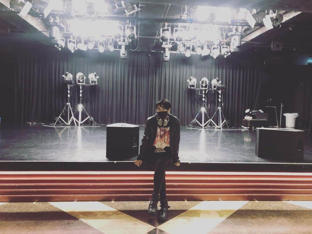 LOVEのインスタグラム：「One of my fav venue in Osaka. Music club, JANUS  ジャニスありがとうございました。 もうね、「会えて嬉しい」に尽きました。「どんだけ〜」のノリで言いたい「うれしい〜」でした。  エアハグ。  オンラインでご覧いただいた方々もありがとうございました！ 30日まで見れるって。チケットもまだ大丈夫だって。  😊😊😊  Music Recipe 2020 MINAMI WHEEL EDITION. FM802開催してくれてありがとう ジャニス踏ん張っててくれてありがとう 来てくれた皆さん、一緒にいてくれてありがとう オンラインの皆様、気持ち飛ばしてくれてありがとう  歌える場所をまじでありがとう  明日(今日)から夜は時短営業の大阪、滑り込みのようなライブでした。どうぞお元気で！！  ありったけのまいど！」