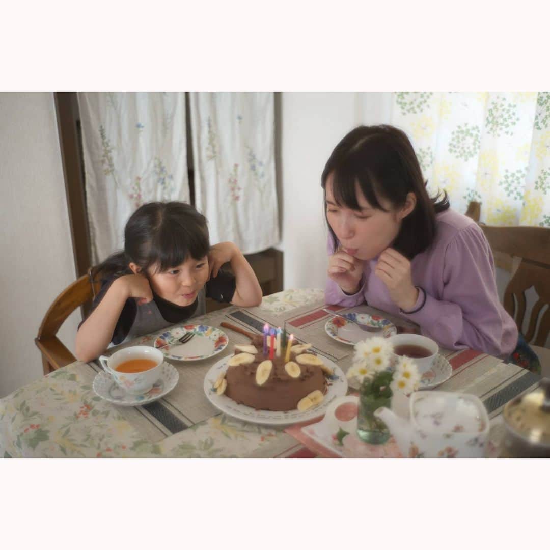 花澄さんのインスタグラム写真 - (花澄Instagram)「ゆったんとわたしの 合同誕生日会ということで 妹がとーってもおいしい 小麦粉砂糖卵乳不使用のケーキを 作ってくれた。 ハッピーバースデートゥーユーを歌い合って ロックオンして ふぅーーしたんだけど なかなか消えなくて本気出した。(笑)  Leica M10-P summilux 35mm f1.4 2nd  #tokyocameraclub#leica#leicam10p#summilux#summilux35#summilux35mm2nd#oldlens#ライカ#ライカm10p#ズミルックス#ズミルックス35mm#オールドレンズ#tokyo#japan#oldlens_tokyo#花澄#kazumiphotography」11月26日 21時01分 - textisan