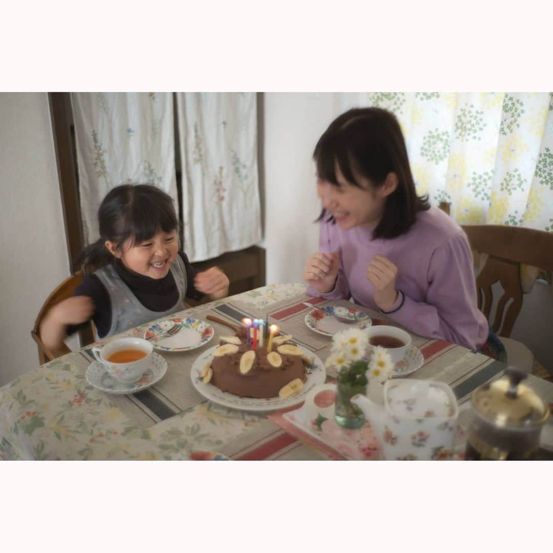 花澄さんのインスタグラム写真 - (花澄Instagram)「ゆったんとわたしの 合同誕生日会ということで 妹がとーってもおいしい 小麦粉砂糖卵乳不使用のケーキを 作ってくれた。 ハッピーバースデートゥーユーを歌い合って ロックオンして ふぅーーしたんだけど なかなか消えなくて本気出した。(笑)  Leica M10-P summilux 35mm f1.4 2nd  #tokyocameraclub#leica#leicam10p#summilux#summilux35#summilux35mm2nd#oldlens#ライカ#ライカm10p#ズミルックス#ズミルックス35mm#オールドレンズ#tokyo#japan#oldlens_tokyo#花澄#kazumiphotography」11月26日 21時01分 - textisan