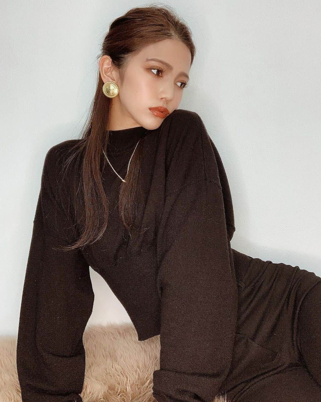 Marika Kajiwaraさんのインスタグラム写真 - (Marika KajiwaraInstagram)「BLACK CODE❤︎❤︎ ＊ tops... @sheer_flow pants... @zara ＊ 今月も @haab_official で エラーズハイフしてきたよ💗 ＊ 顎下とフェイスラインが ほんっっとにスッキリするから もうやめられない🥺✨ パワー上げてもらったけど 全然我慢できる痛みやし 効果も抜群やからほんとおすすめです♡ ＊ ＊ ＊ #コーデ #ニット #クロップド丈 #ブラックコーデ #エラーズハイフ #ハイフ #HIFE #美容マニア #outfit」11月26日 21時03分 - marika__kw