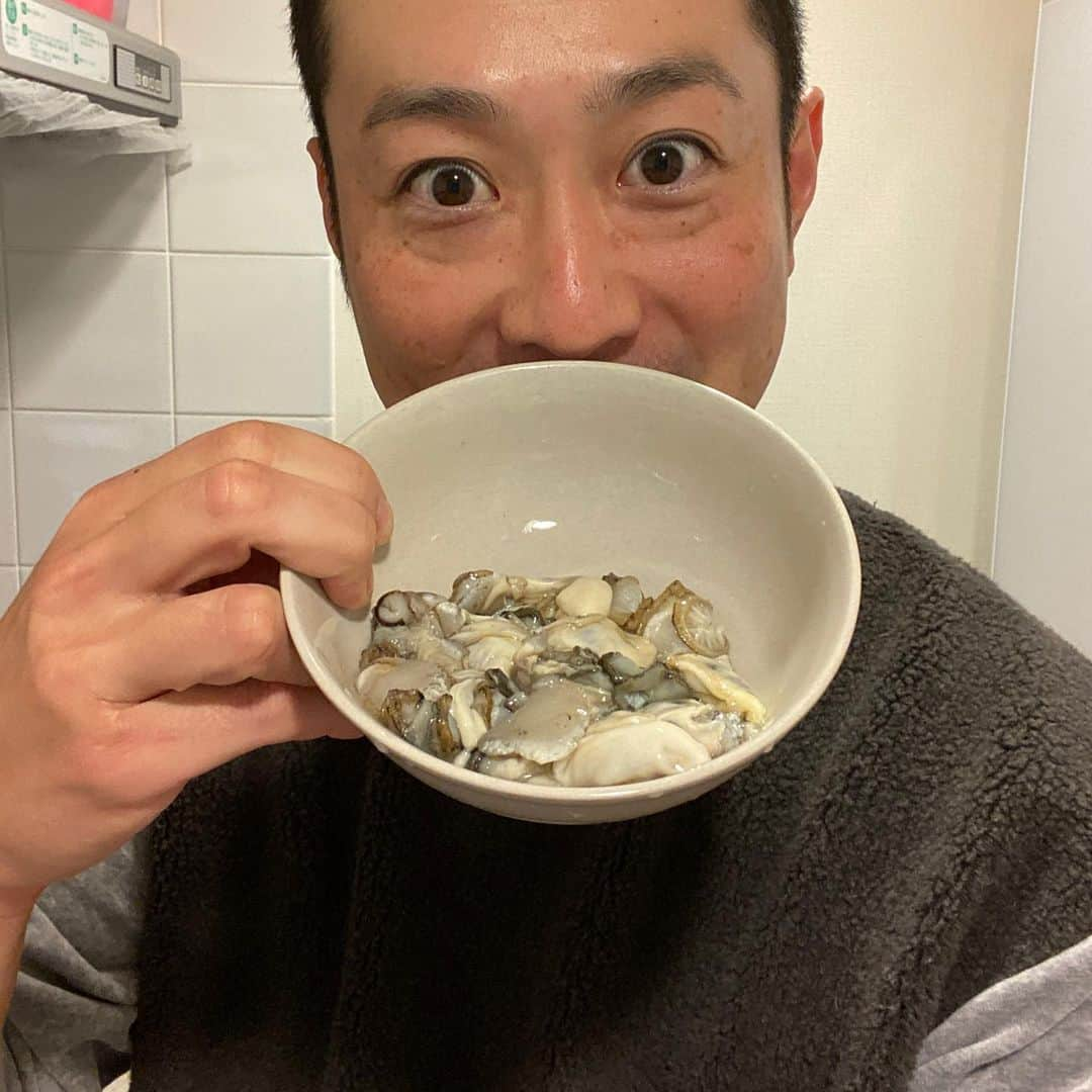 宮下純一さんのインスタグラム写真 - (宮下純一Instagram)「夜は冷えますねぇ寒い🥶今日は市販に頼らずスンドゥブにチャレンジ😆海鮮をいっぱい入れてコチュジャンと屋久島の飛魚出汁味噌の合わせ技☺️いやーーこれが手前味噌ですがめちゃくちゃ美味かった🤣海鮮メインは牡蠣😘あーーあったまったー😄#スンドゥブ #手作り #手前味噌ですが #めちゃくちゃ美味しい #屋久島飛魚出汁味噌 #白飯の誘惑に負けない #ハートの鍋で愛情アップ⤴️」11月26日 21時03分 - junichi1017