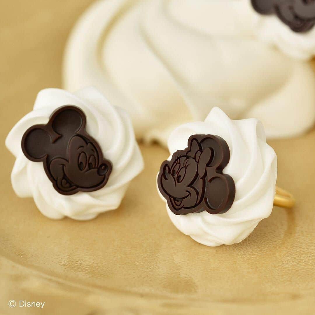 キューポットさんのインスタグラム写真 - (キューポットInstagram)「♥  ＼ Happy Anniversary! ／  November is the month of Mickey Mouse's screen debut anniversary month. 🎂🎉  For celebrating we release Mickey & Minnie Heart Macaron and Whipped Cream & Chocolate items. Have a sweet time time with lovely items! ✨  ・Mickey & Minnie Heart Macaron Necklace / Bag Charm ・Whipped Cream & Chocolate Ring / Pierced Earrings  📍Available at Q-pot. ONLINE SHOP (Japan domestic) Items are only available on the domestic online shop due to the license issue.」11月26日 21時05分 - press_qpot_international