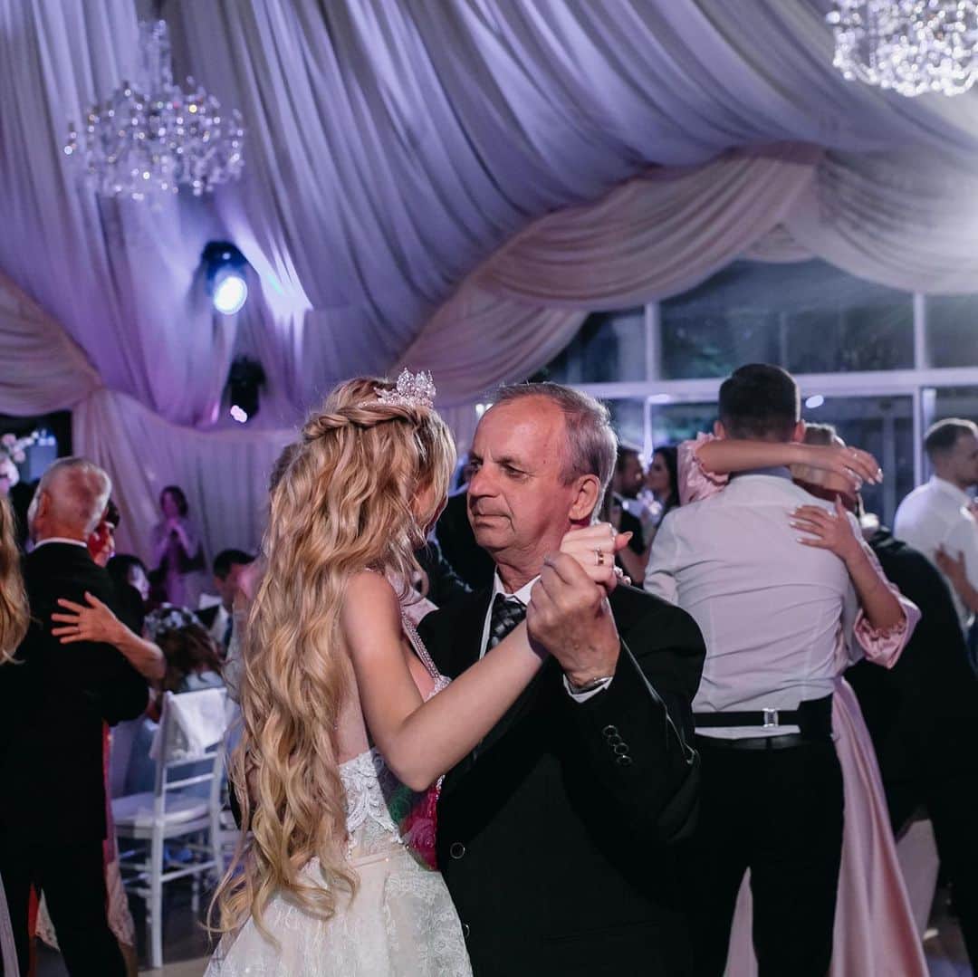 のインスタグラム：「Пусть наш последний танец останется тут 💔😭 Дедушка, я люблю тебя」