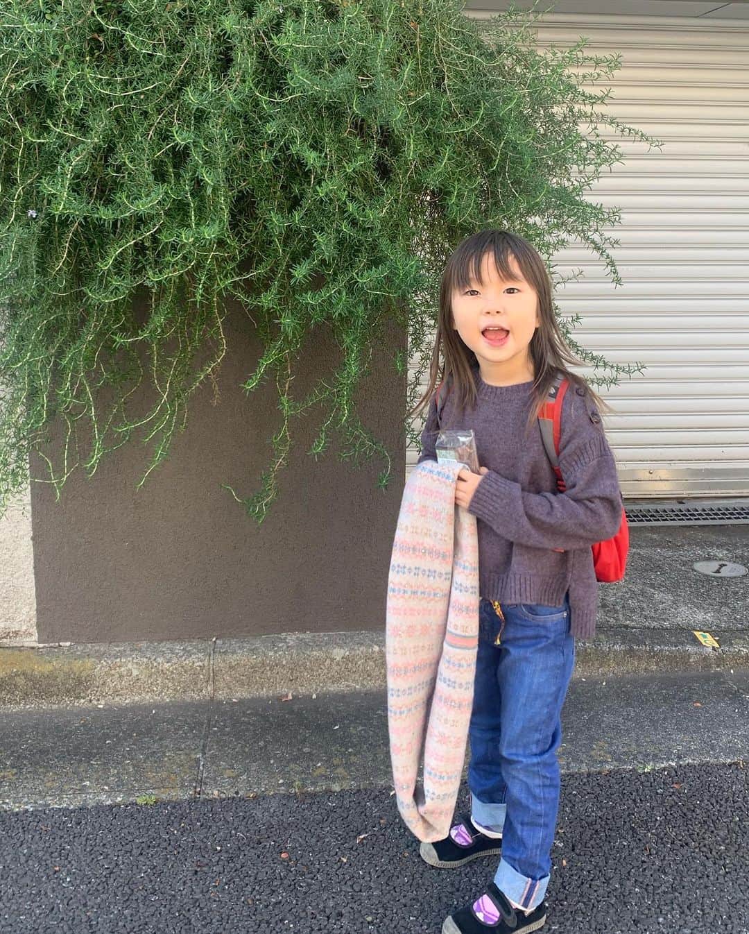 坂本美雨さんのインスタグラム写真 - (坂本美雨Instagram)「わしゃわしゃローズマリーの前を通りかかると優しく掴んでにおいをつけてスーハーするクセが、いつのまにかむすめにもうつってた。  #今日のなまこちゃん」11月26日 21時05分 - miu_sakamoto