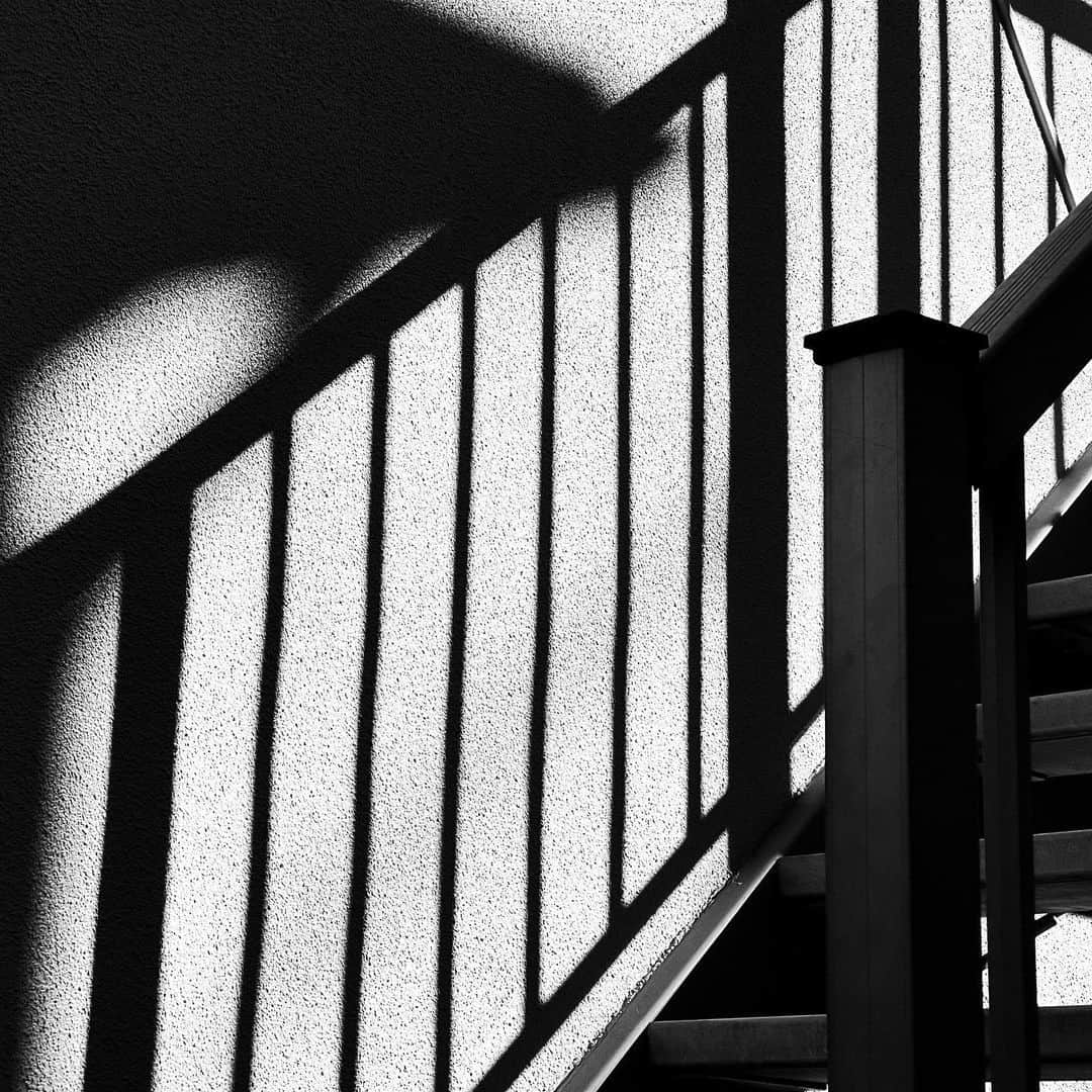 naotakeのインスタグラム：「階段 - Stairs / iPhone 12 Pro Max & Snapseed . . アプリのボタン位置が変わると思わぬことが起きて焦る（インスタ）。 . . #spicollective #royalsnappingartists #infamous_family #rsa_main #infinity_photo_cult #2_fineart #jp_gallery_member #jp_gallery_bnw #trb_bnw #wp_bnw  #bnw_life #bnwlife_member #bnw_life_shots #bnw_captures #world_bnw #top_bnw #team_jp_ #team_jp_モノクロ #ig_energy_bw #ig_nihon #streetphotographybnw #igersjp #blackandwhite #bnw #bnwphoto #monochrome #bw #bnwphotography #ShotOniPhone #shotoniphone12promax」